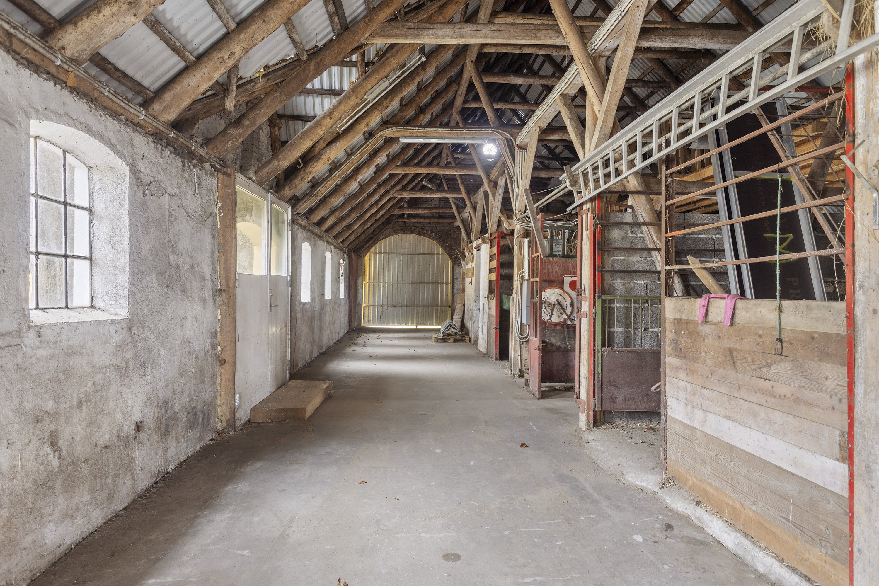 Fremhævet stald billede i fuldskærmstilstand. Billede af Sdr. Kirkevej 56, Præstbro, 9330 Dronninglund