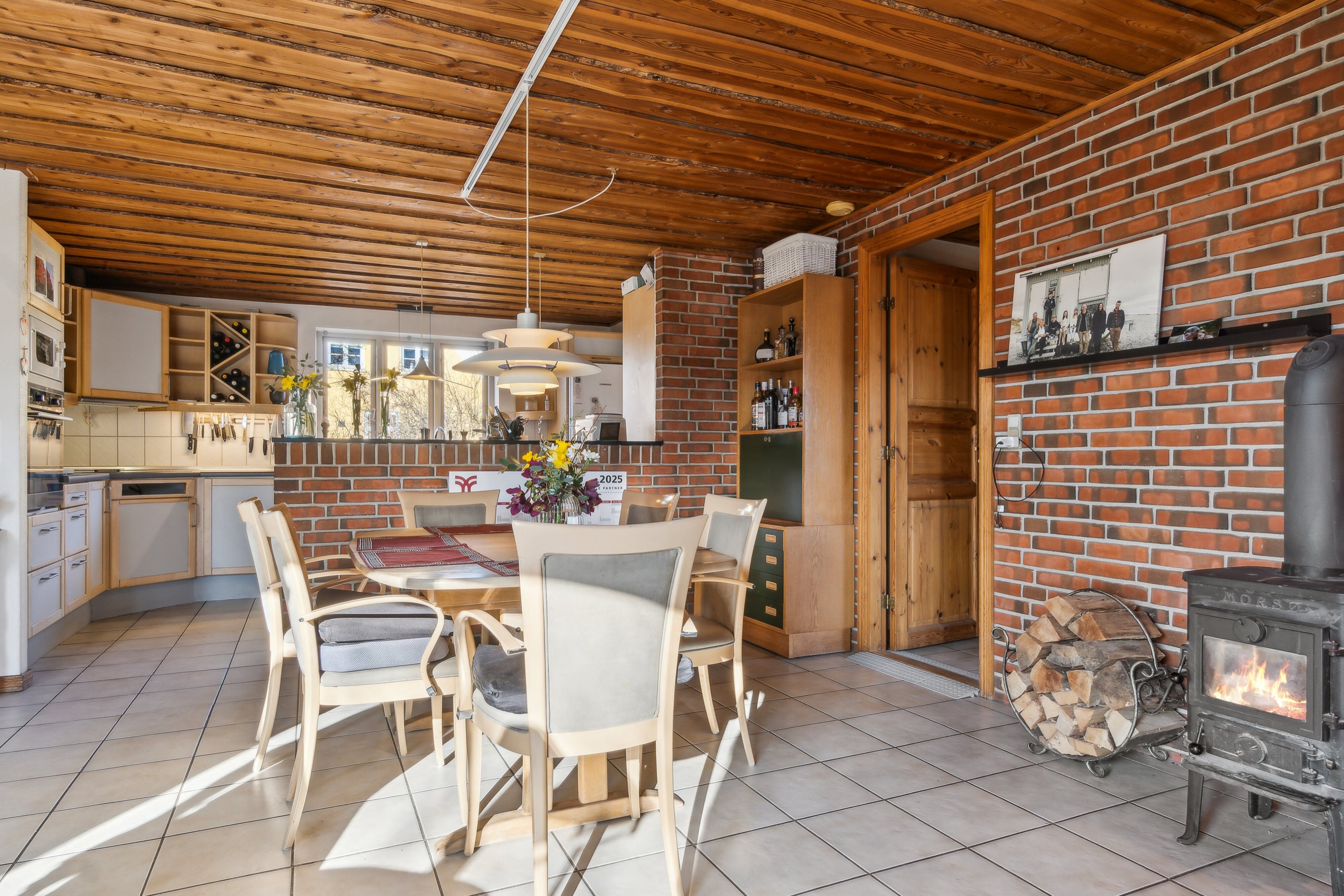 Fremhævet køkkenalrum billede i fuldskærmstilstand. Billede af Arresødalvej 11C, Vinderød, 3300 Frederiksværk