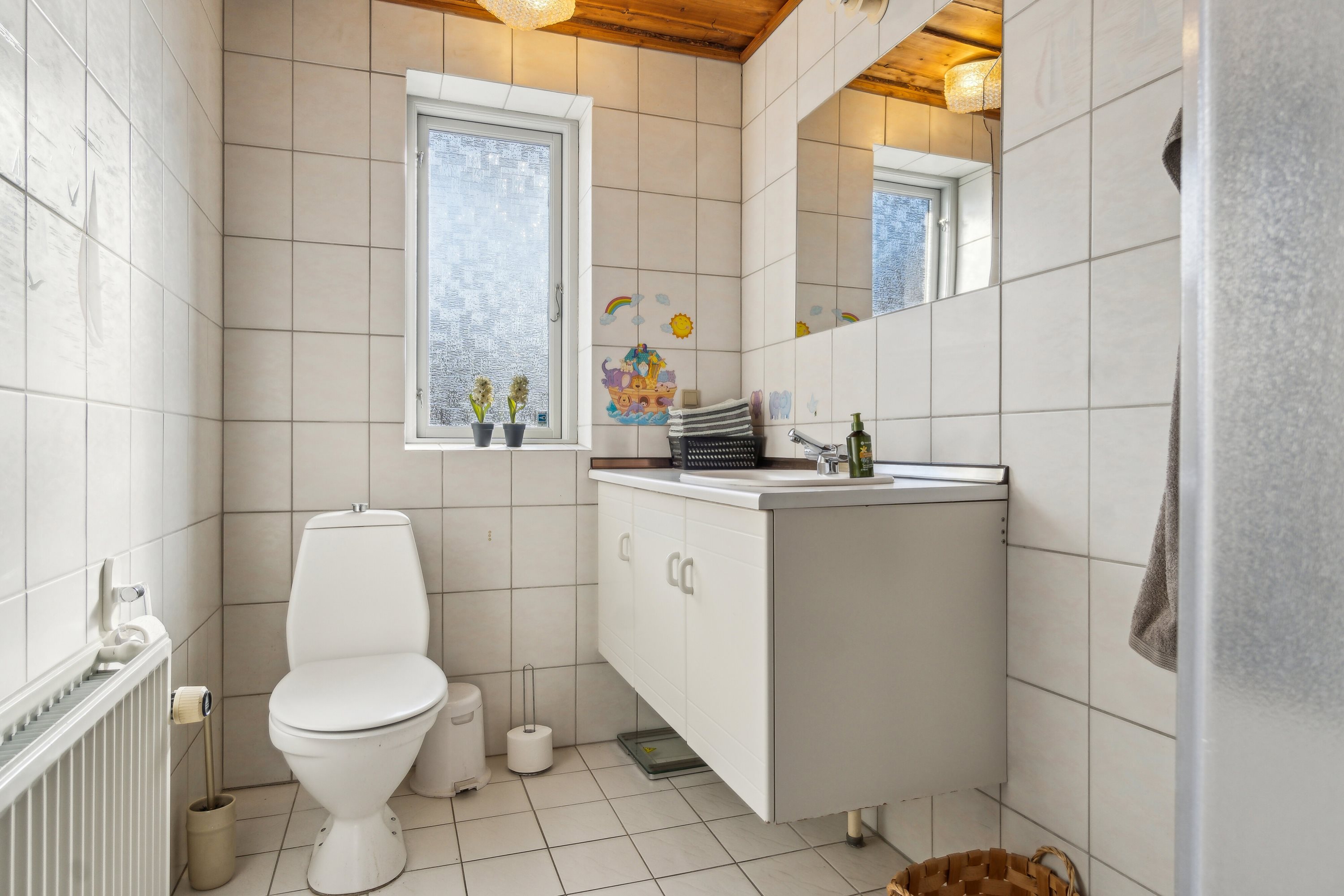 Fremhævet badeværelse billede i fuldskærmstilstand. Billede af Arresødalvej 11C, Vinderød, 3300 Frederiksværk