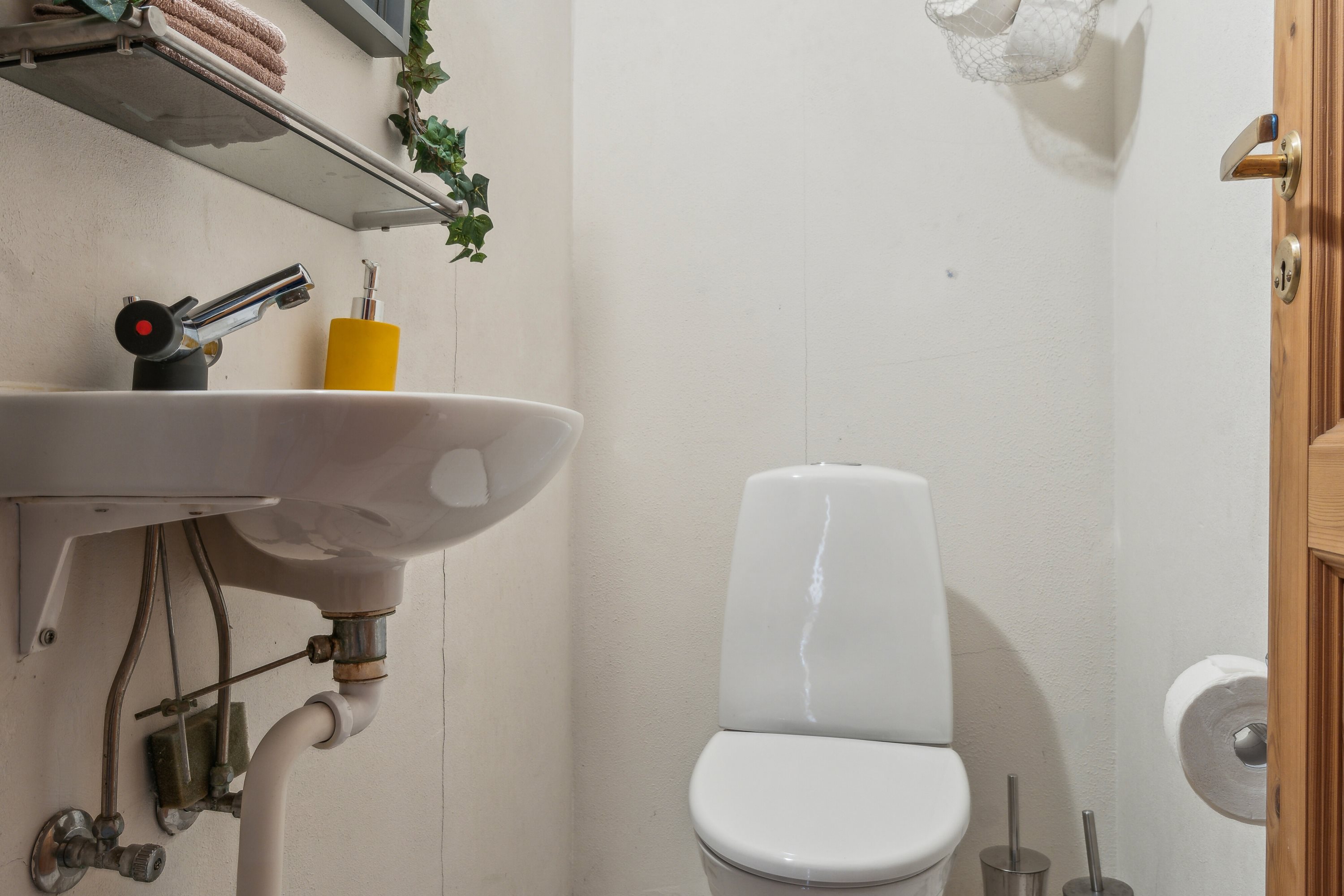 Fremhævet toilet billede i fuldskærmstilstand. Billede af Arresødalvej 11C, Vinderød, 3300 Frederiksværk