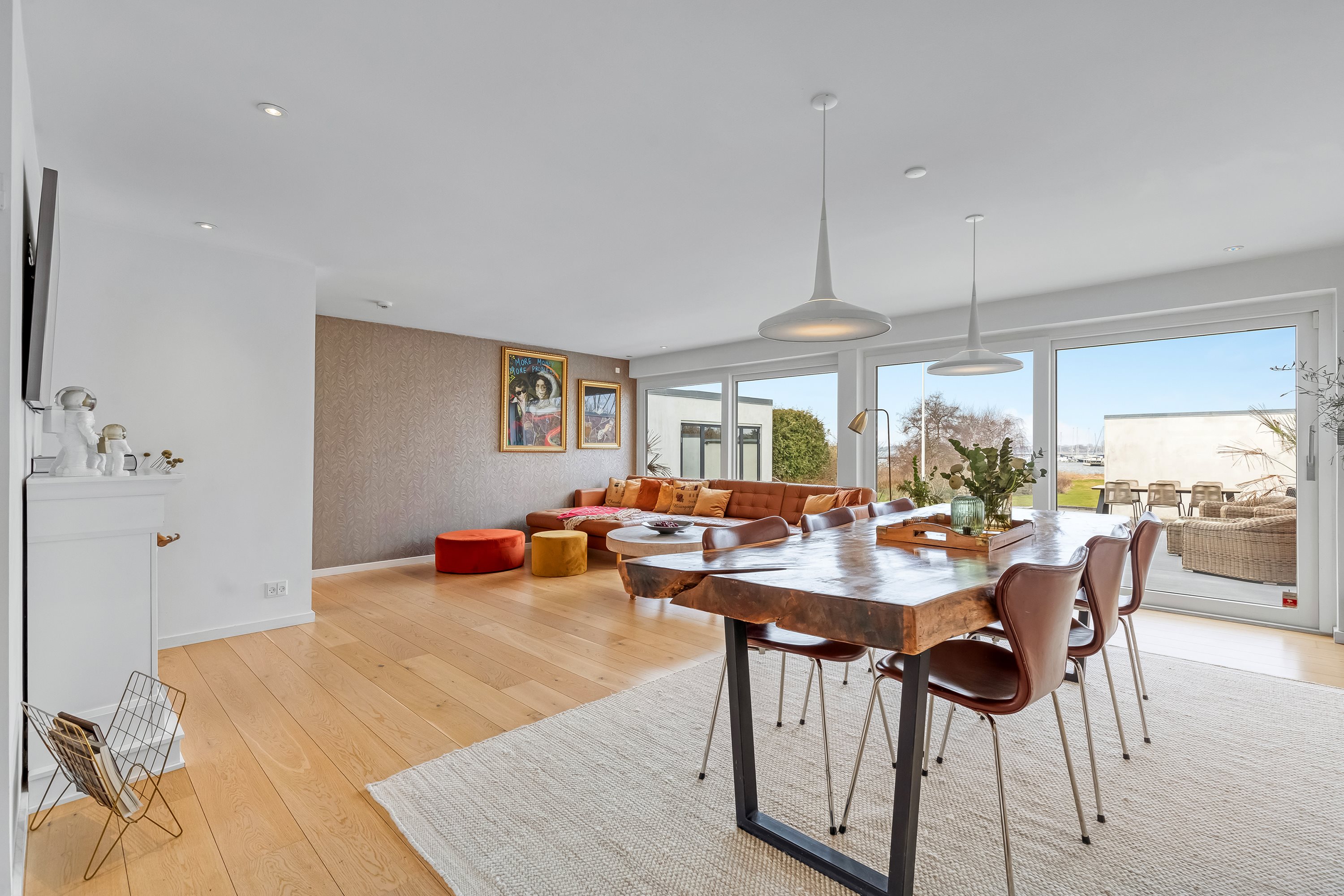 Fremhævet stue billede i fuldskærmstilstand. Billede af Strandhøjen 2, 3600 Frederikssund