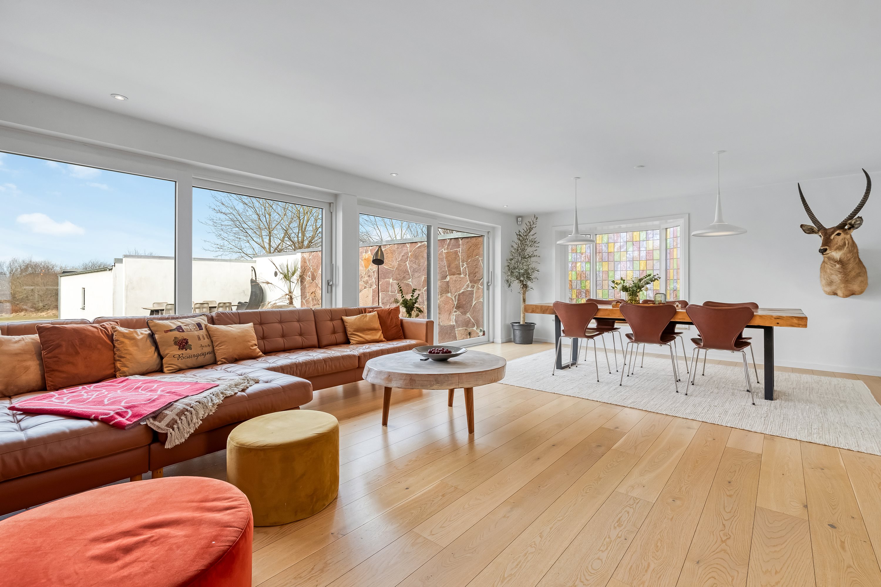 Fremhævet stue billede i fuldskærmstilstand. Billede af Strandhøjen 2, 3600 Frederikssund