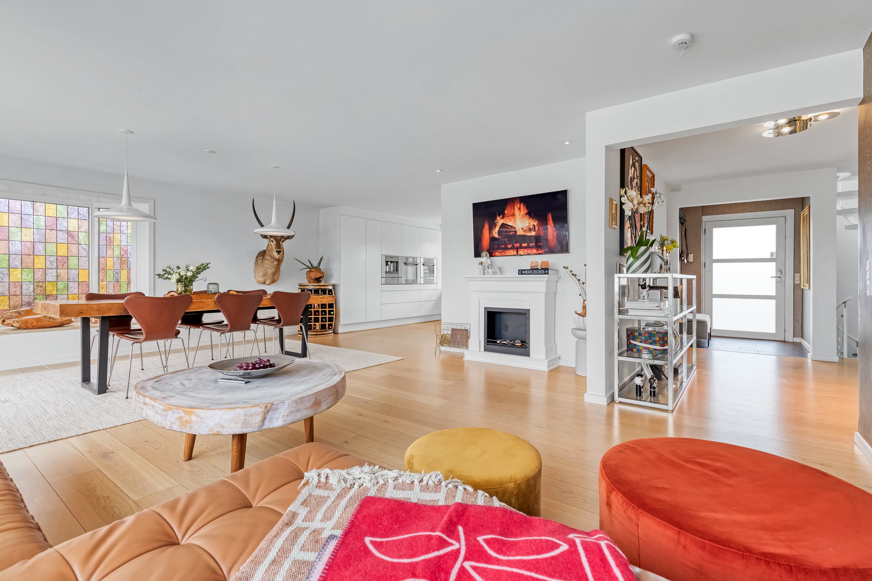 Fremhævet stue billede i fuldskærmstilstand. Billede af Strandhøjen 2, 3600 Frederikssund