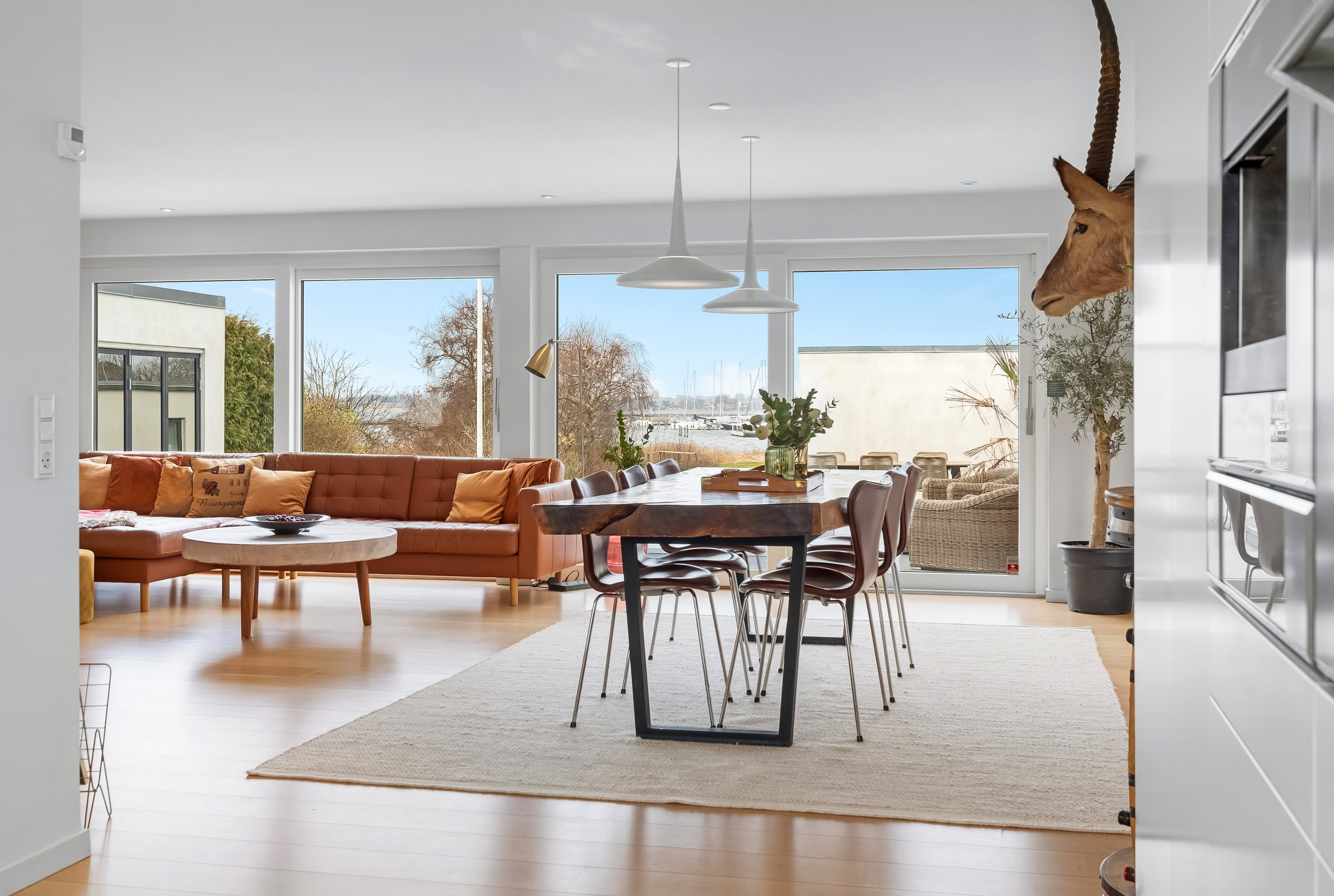 Fremhævet stue billede i fuldskærmstilstand. Billede af Strandhøjen 2, 3600 Frederikssund