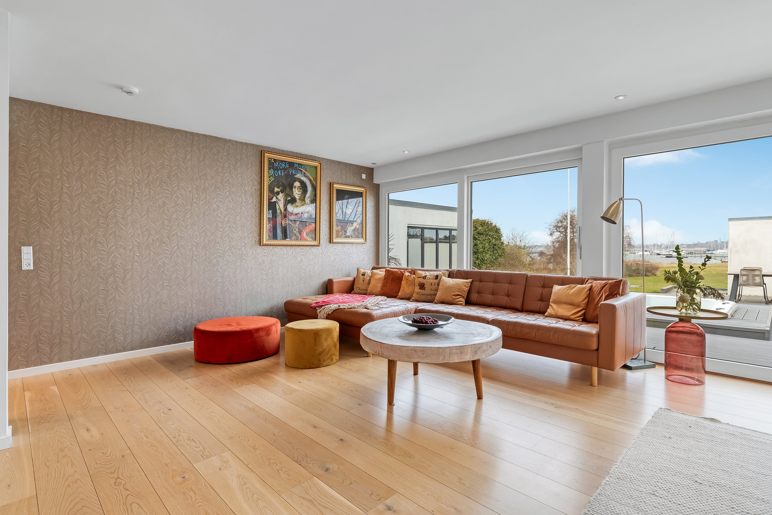 Fremhævet stue billede i fuldskærmstilstand. Billede af Strandhøjen 2, 3600 Frederikssund