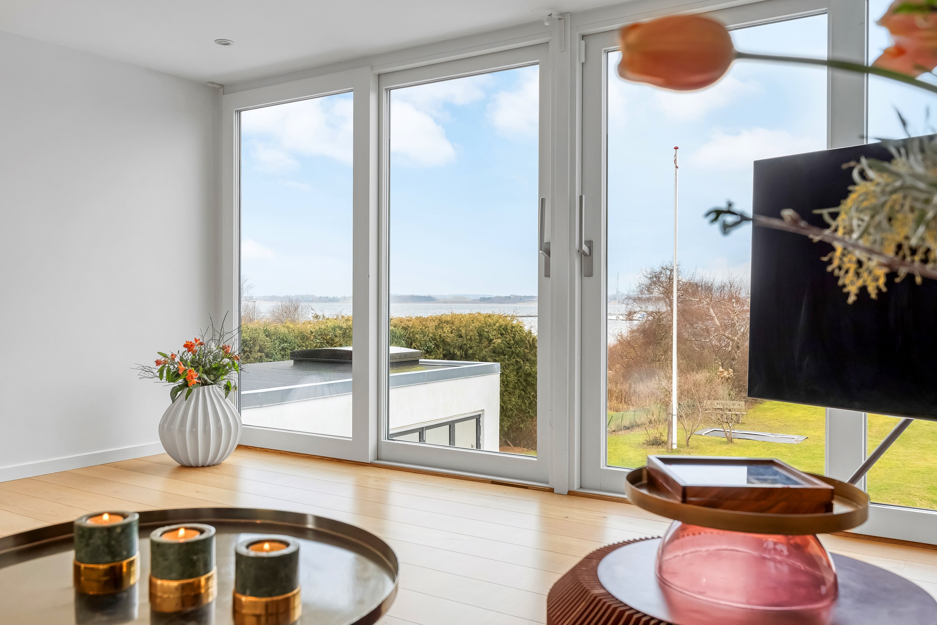 Fremhævet stue billede i fuldskærmstilstand. Billede af Strandhøjen 2, 3600 Frederikssund