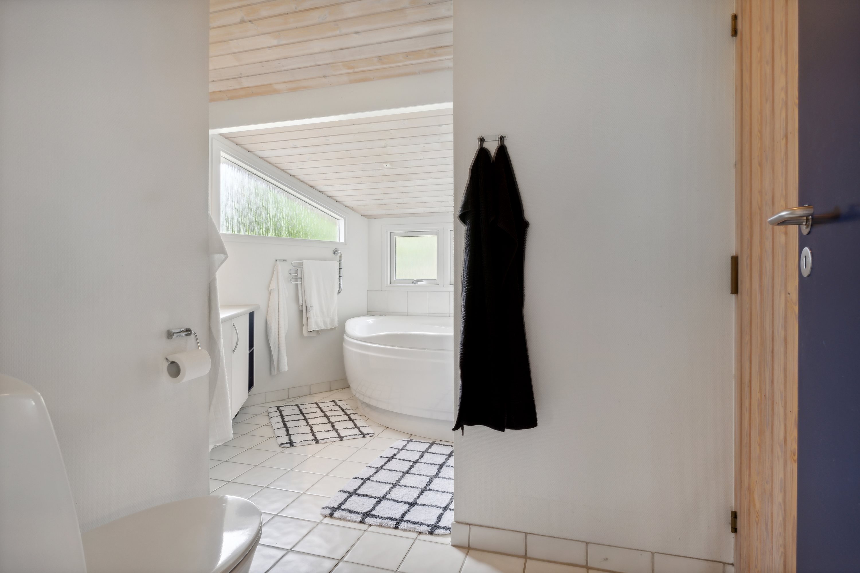 Fremhævet toilet billede i fuldskærmstilstand. Billede af Gl Skovvej 12, Tversted, 9881 Bindslev