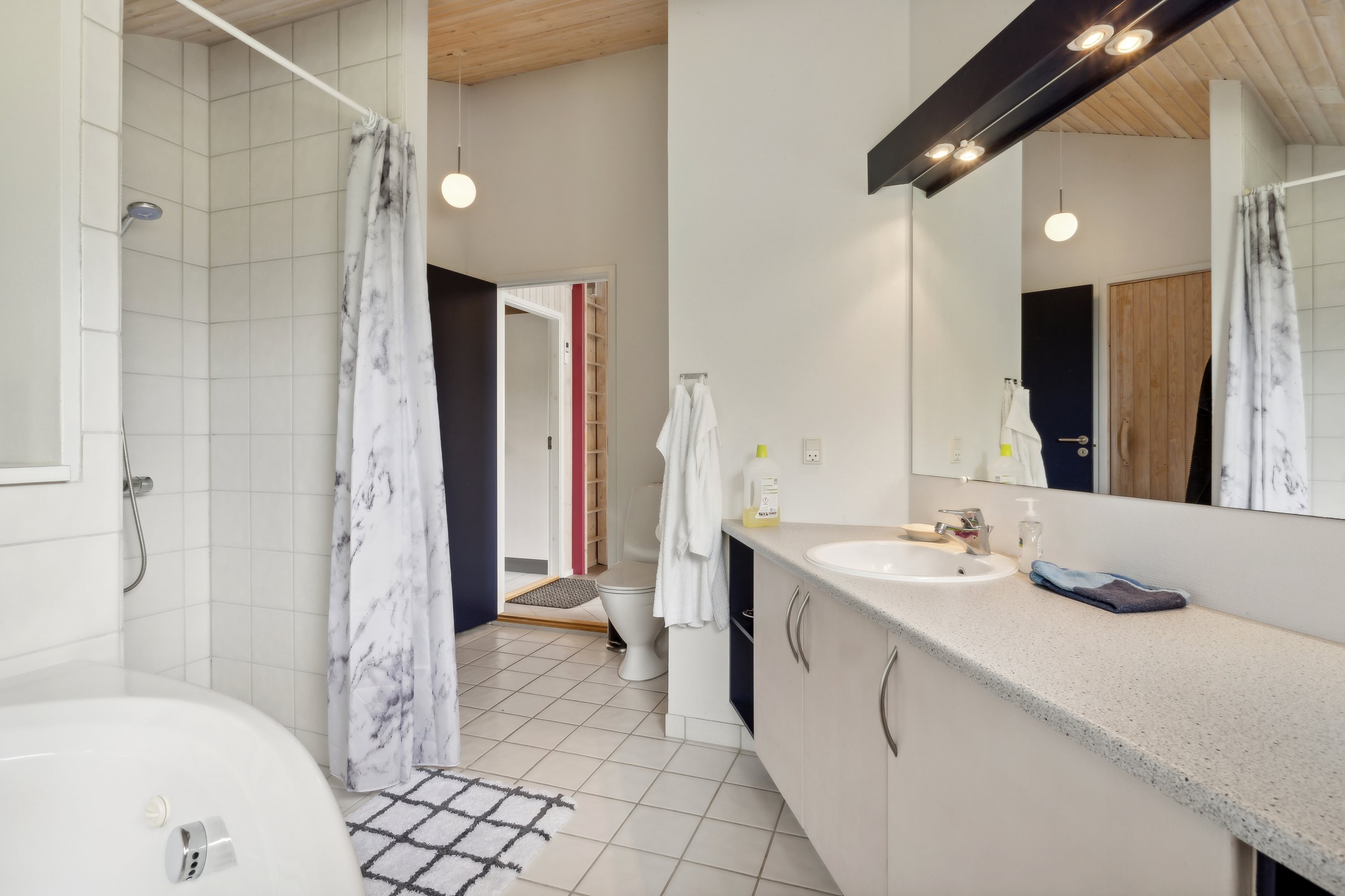 Fremhævet badeværelse billede i fuldskærmstilstand. Billede af Gl Skovvej 12, Tversted, 9881 Bindslev