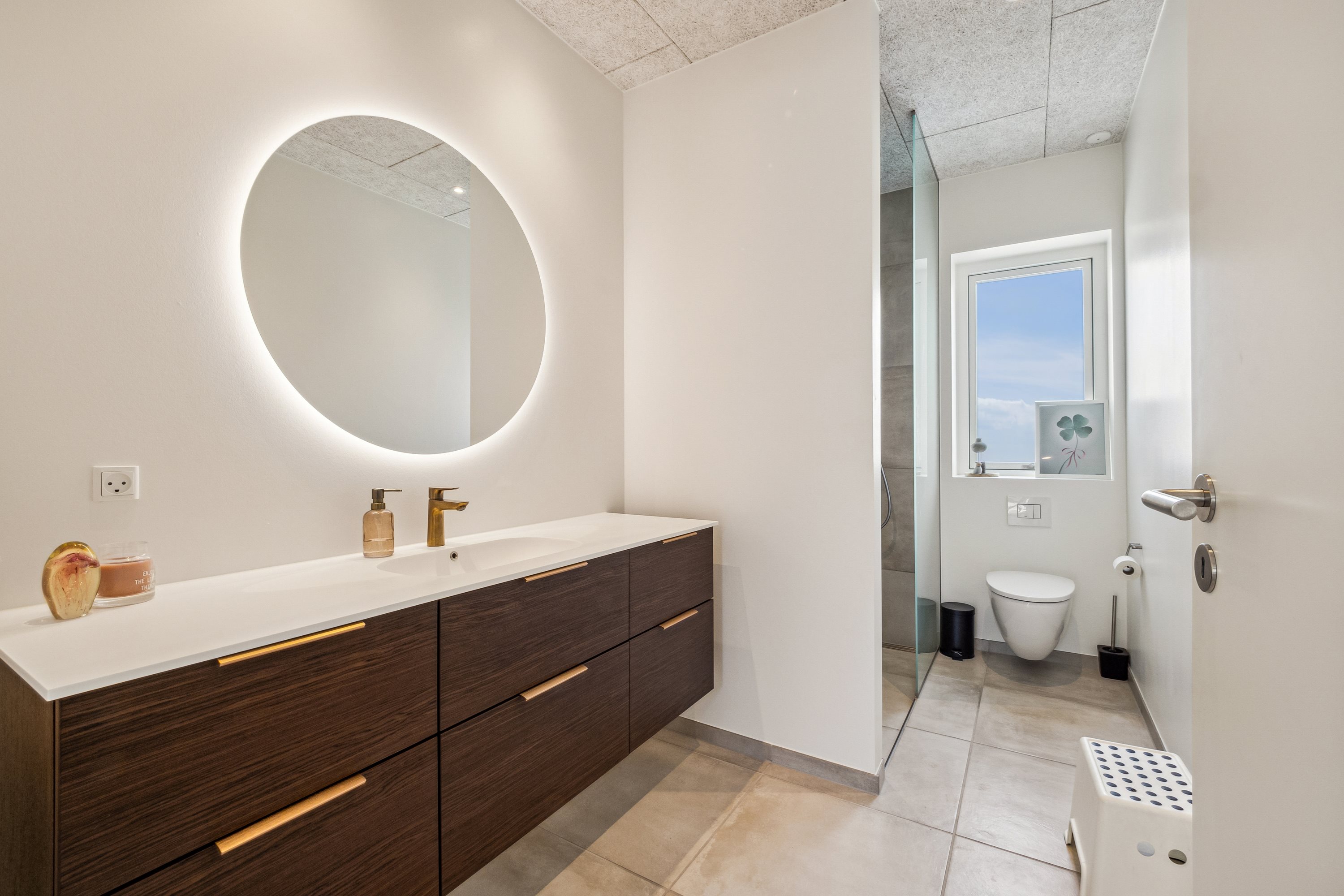 Fremhævet badeværelse billede i fuldskærmstilstand. Billede af Peder Hausgaards Vej 42, Klitmøller, 7700 Thisted