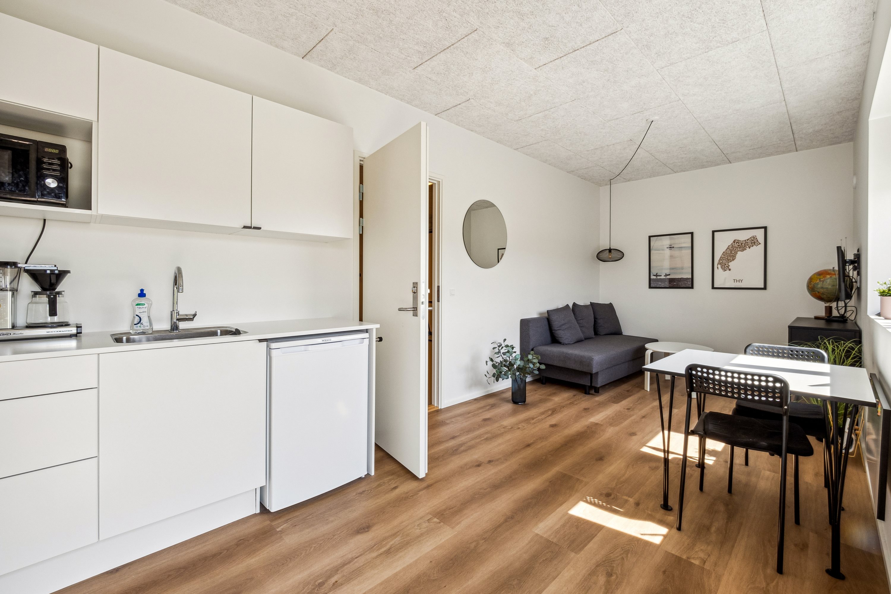 Fremhævet køkken billede i fuldskærmstilstand. Billede af Peder Hausgaards Vej 42, Klitmøller, 7700 Thisted