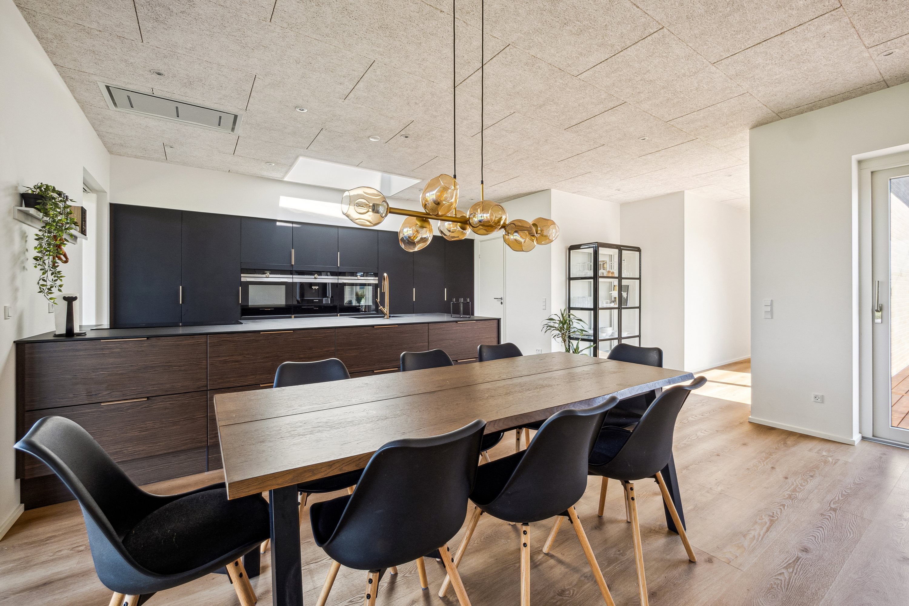 Fremhævet stue billede i fuldskærmstilstand. Billede af Peder Hausgaards Vej 42, Klitmøller, 7700 Thisted