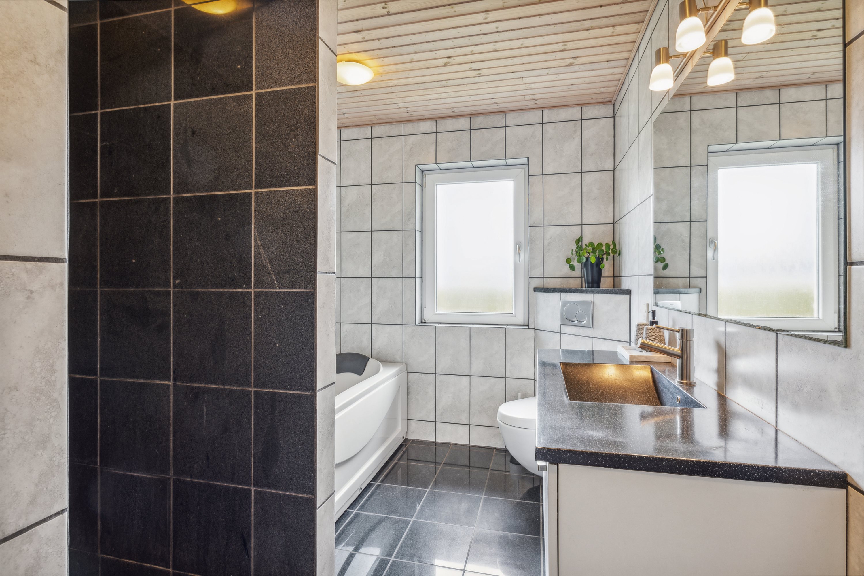 Fremhævet badeværelse billede i fuldskærmstilstand. Billede af Hviddingvej 11, Hammershøj, 8830 Tjele