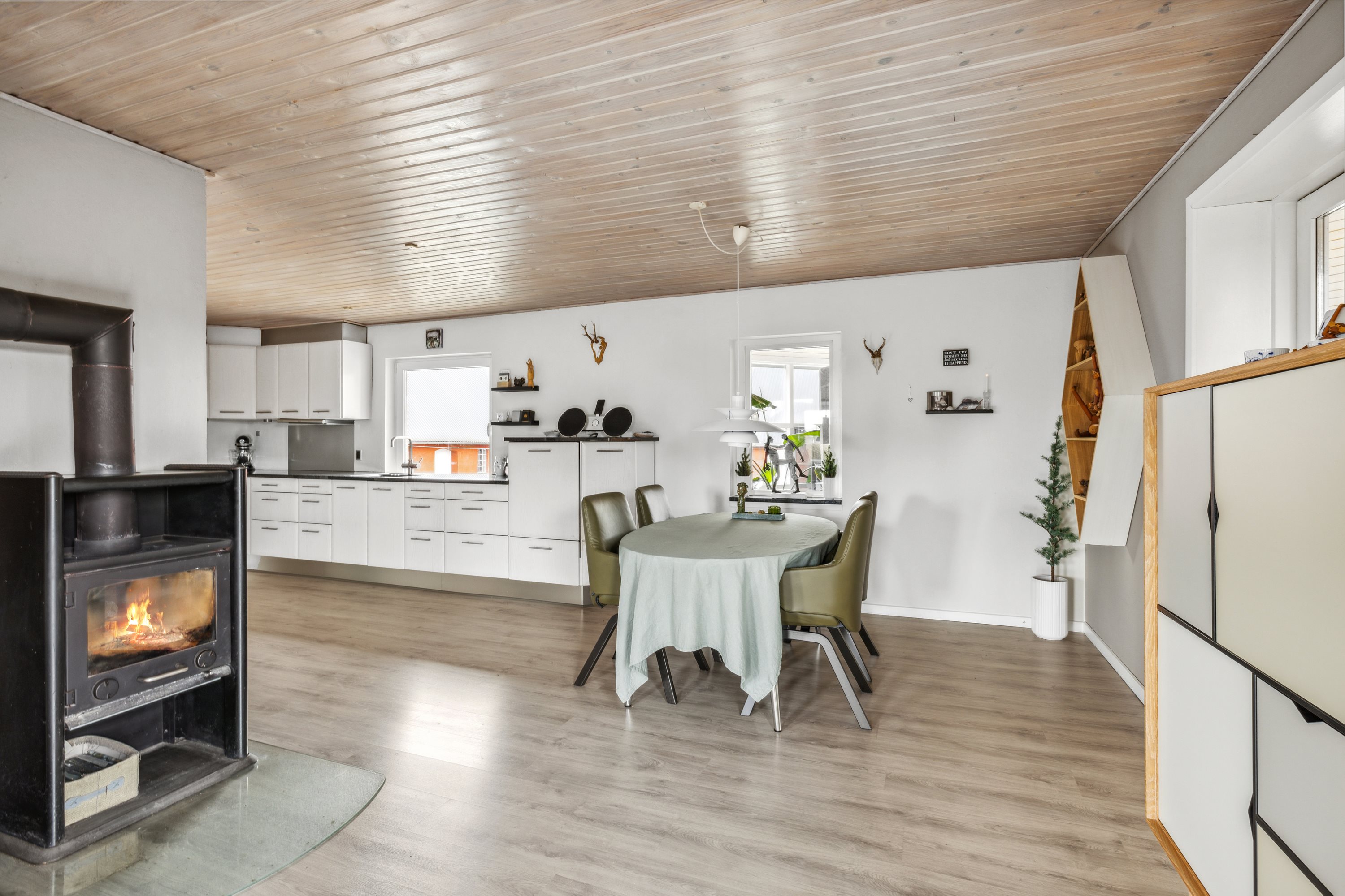 Fremhævet stue billede i fuldskærmstilstand. Billede af Hviddingvej 11, Hammershøj, 8830 Tjele