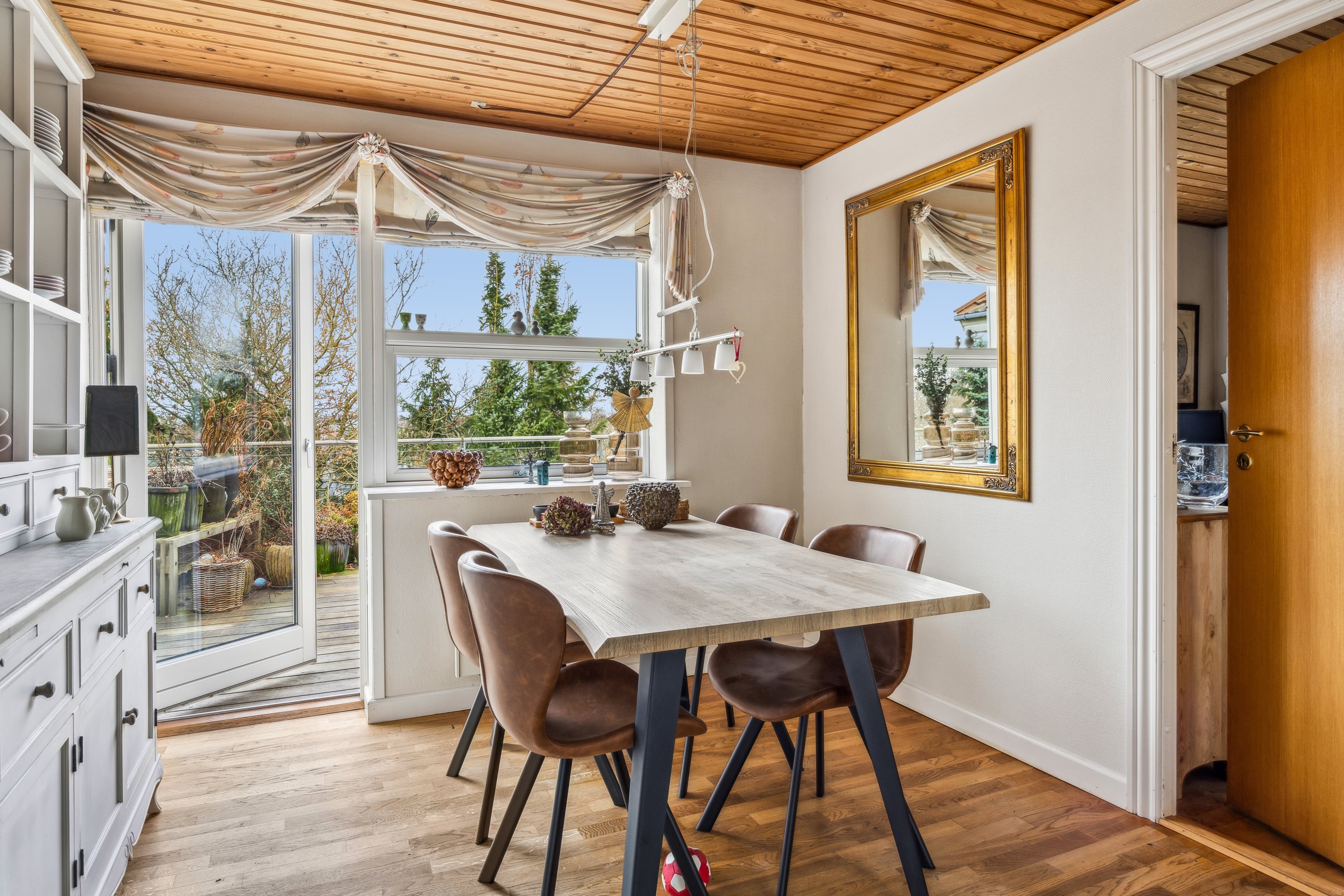 Fremhævet spisestue billede i fuldskærmstilstand. Billede af Skrænten 9, 8961 Allingåbro