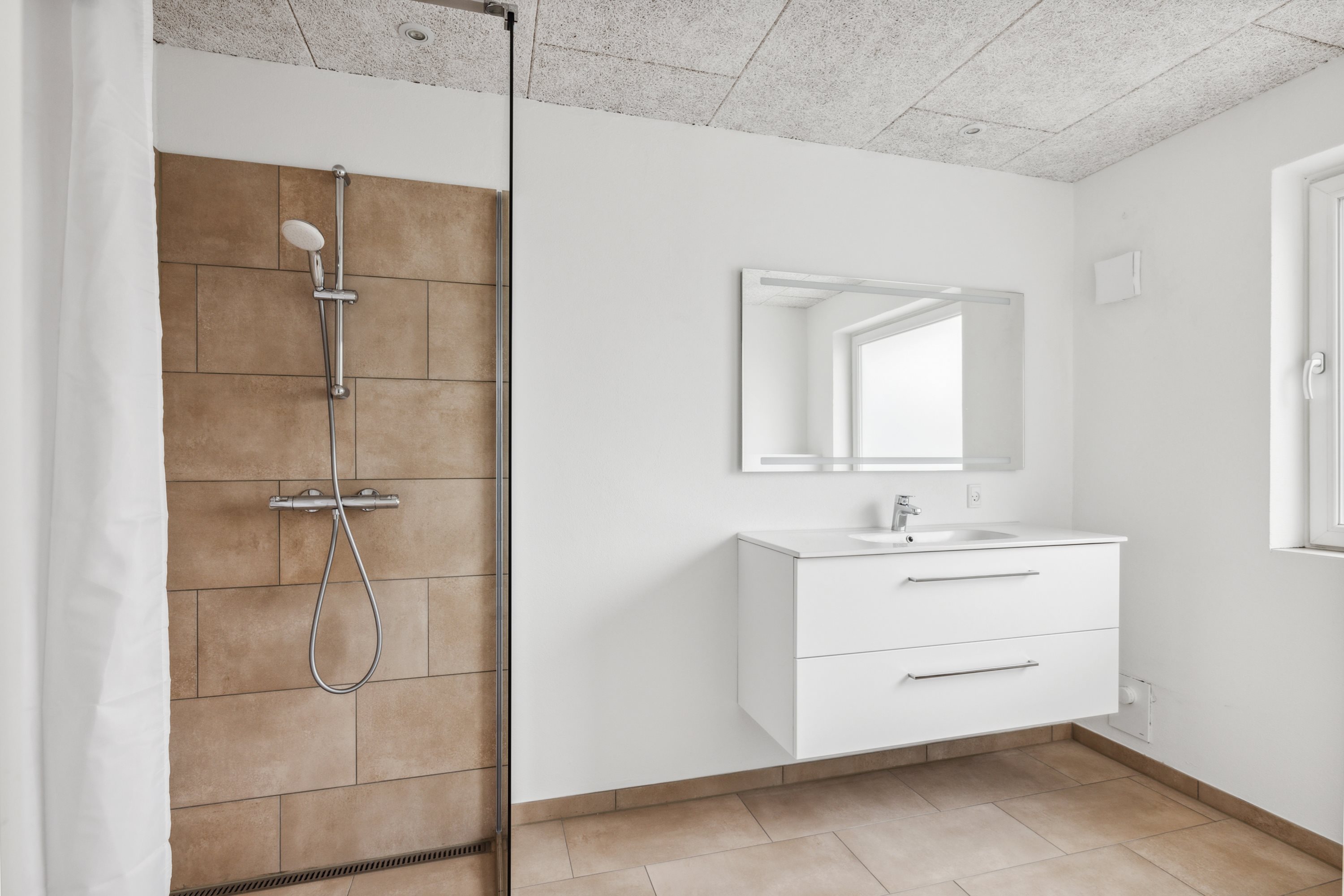 Fremhævet badeværelse billede i fuldskærmstilstand. Billede af Tjørnevej 2, Hammershøj, 8830 Tjele