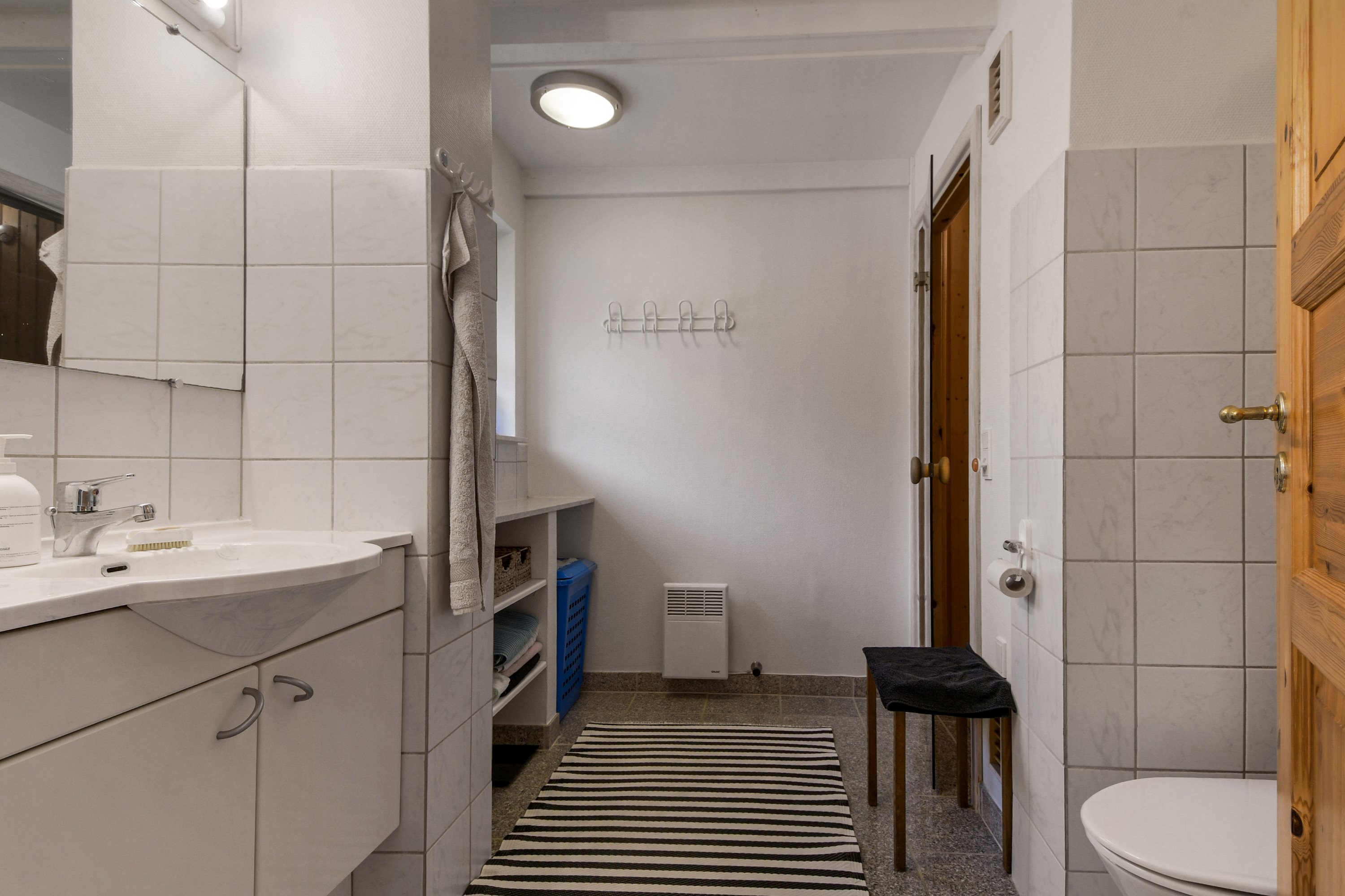 Fremhævet toilet billede i fuldskærmstilstand. Billede af Egernvej 6, Husby, 6990 Ulfborg