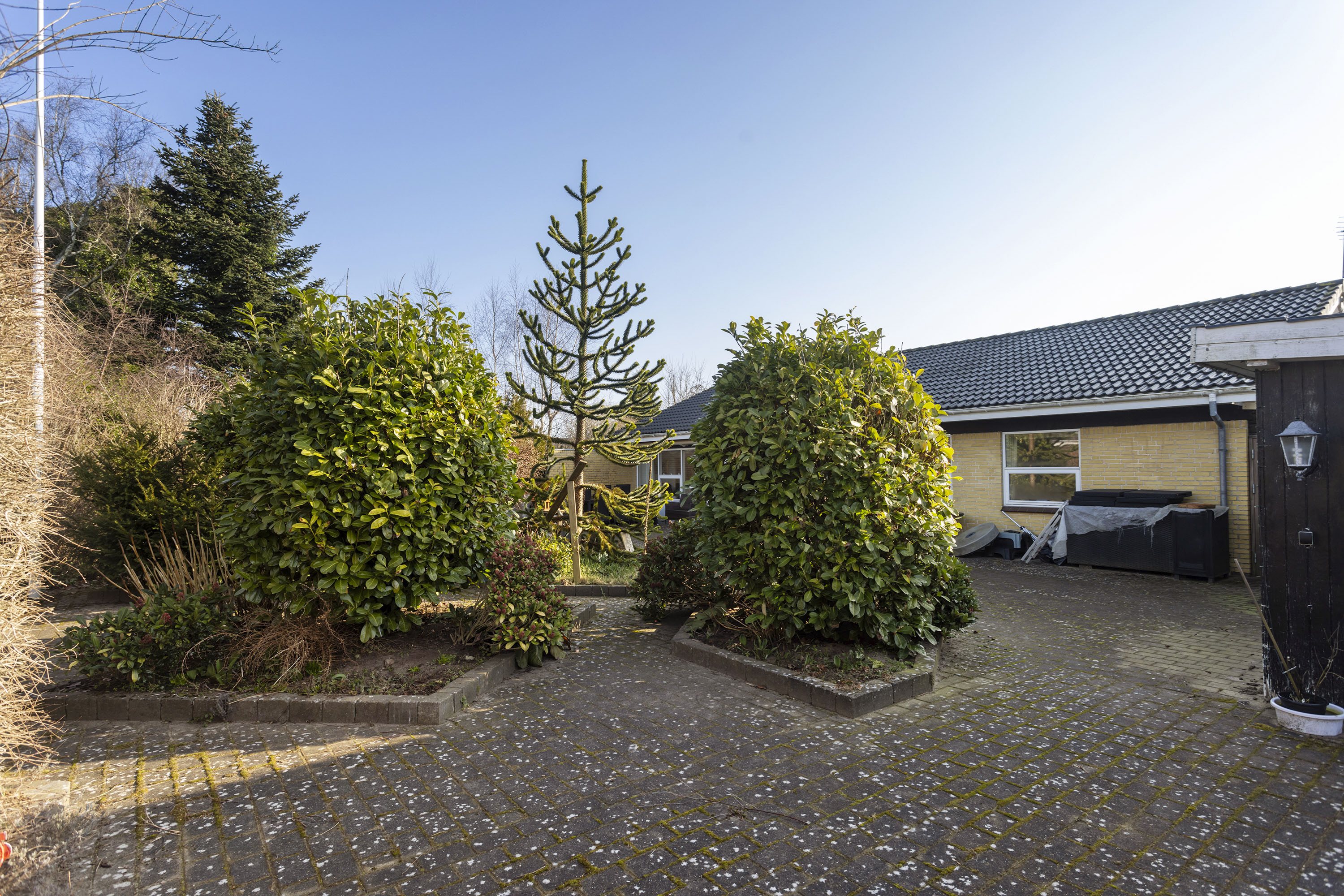 Fremhævet terrasse billede i fuldskærmstilstand. Billede af Granvej 2, 9320 Hjallerup