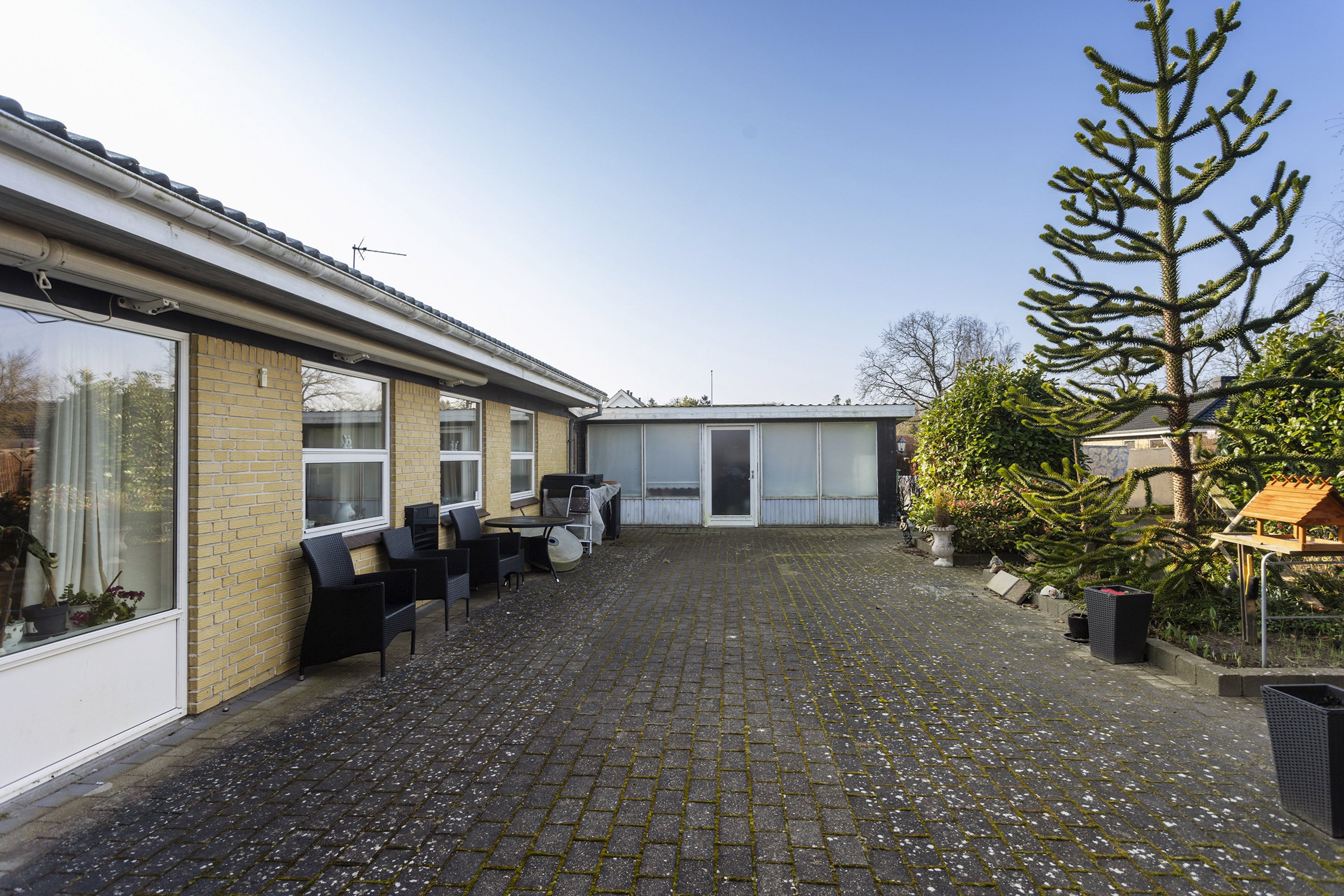 Fremhævet terrasse billede i fuldskærmstilstand. Billede af Granvej 2, 9320 Hjallerup