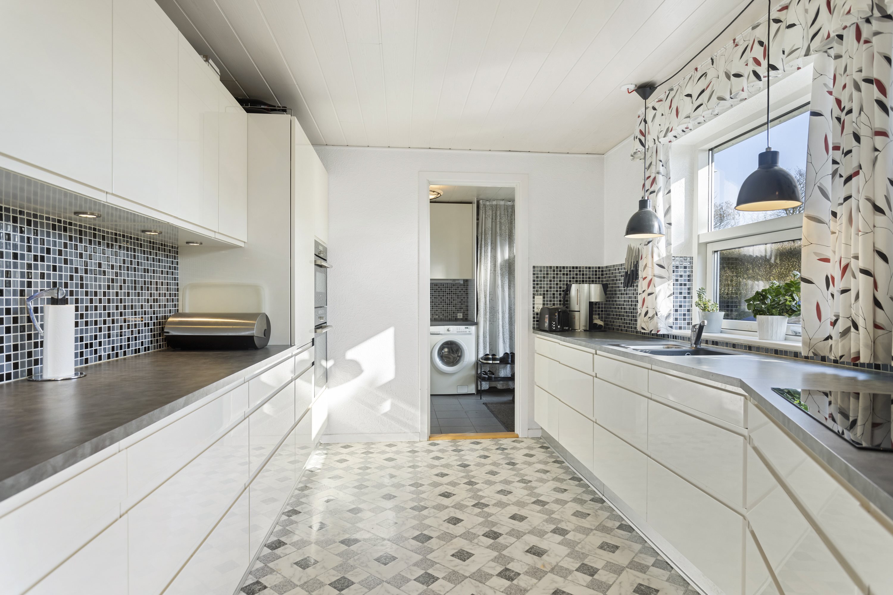 Miniaturebillede 1: køkken alrum. Billede af Granvej 2, 9320 Hjallerup