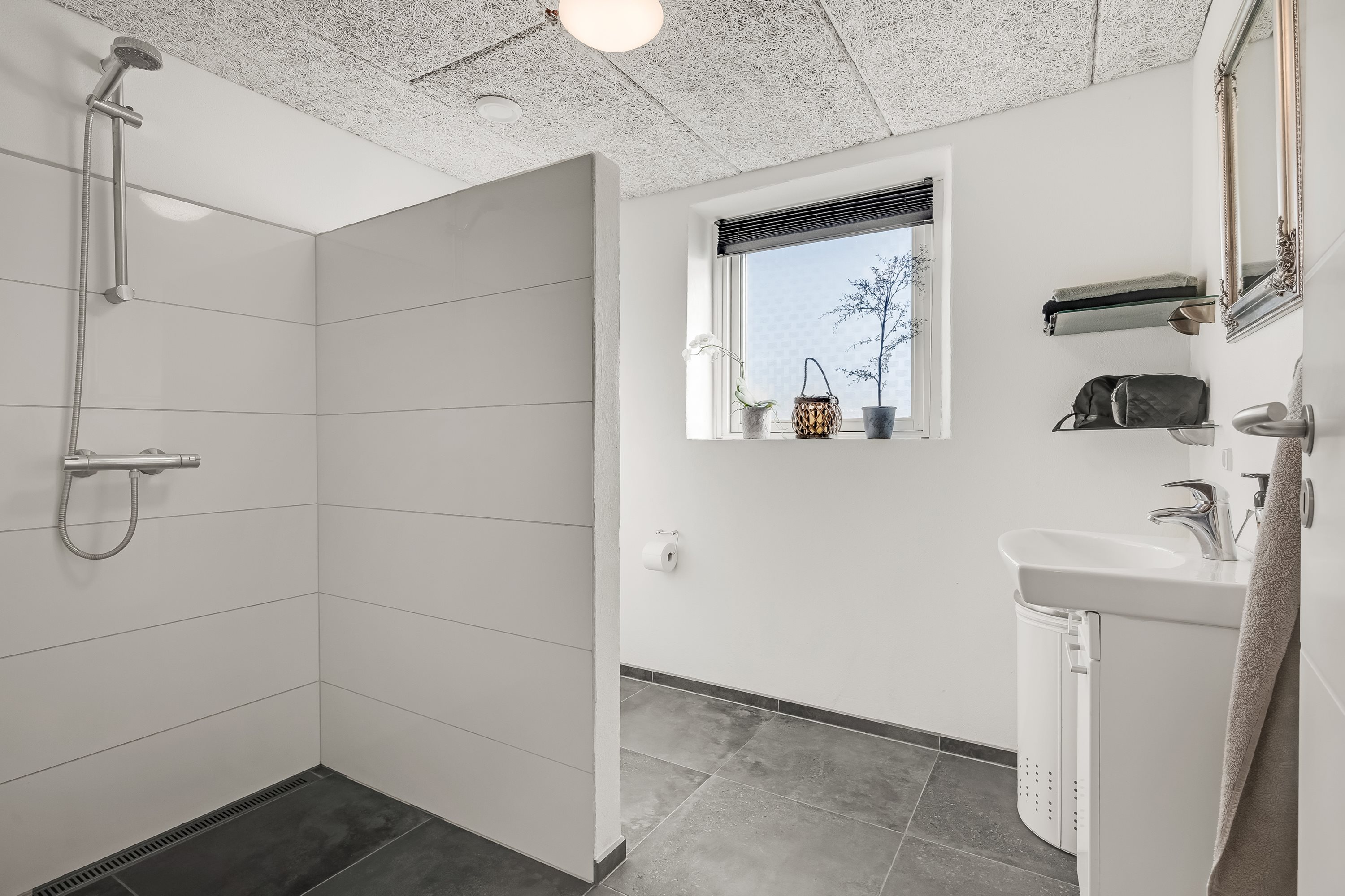 Fremhævet badeværelse billede i fuldskærmstilstand. Billede af Lemtorpvej 27, Nørlem, 7620 Lemvig