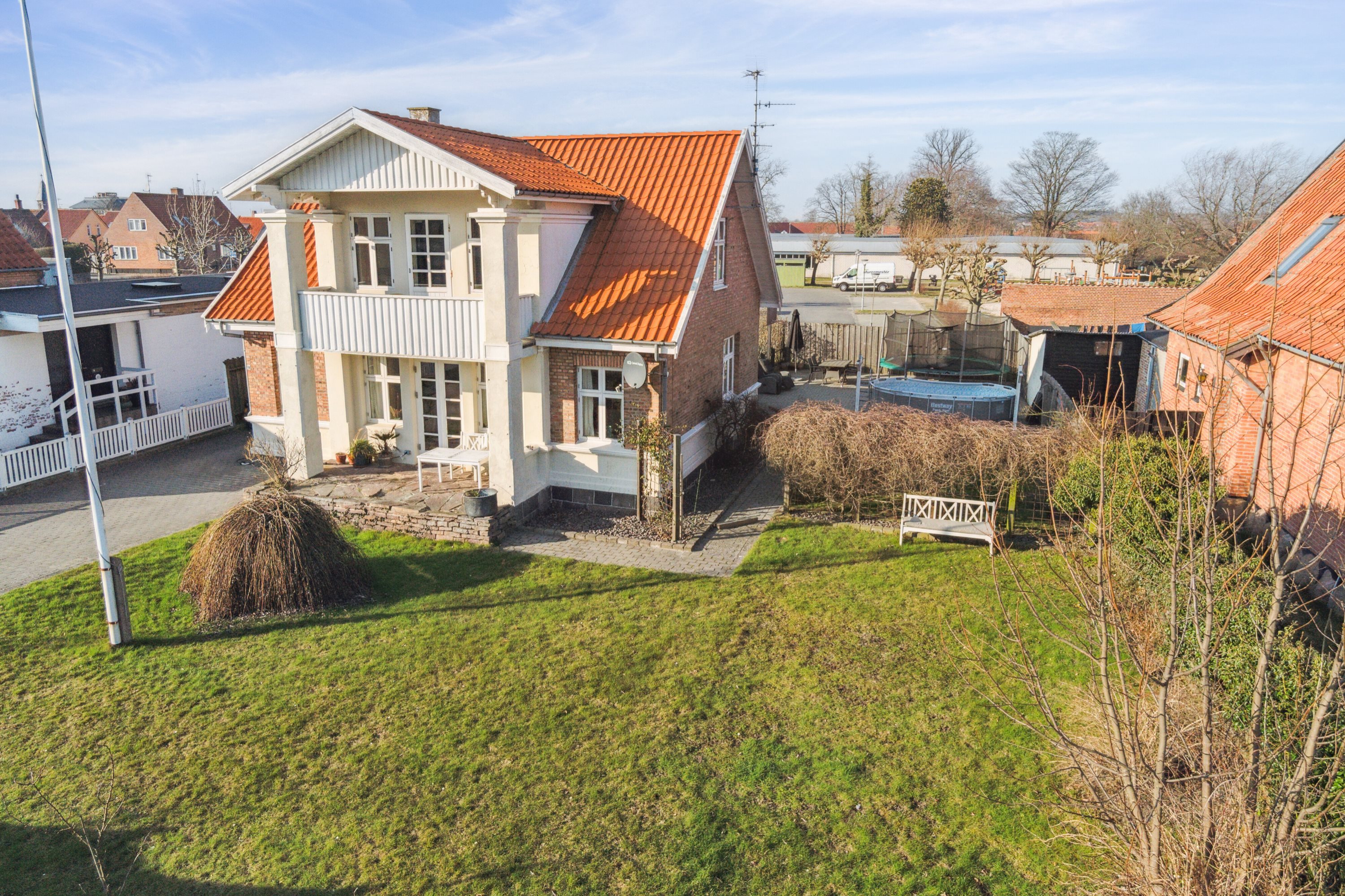 Miniaturebillede 1: set fra vejen. Billede af Svanekevej 1B, 3700 Rønne