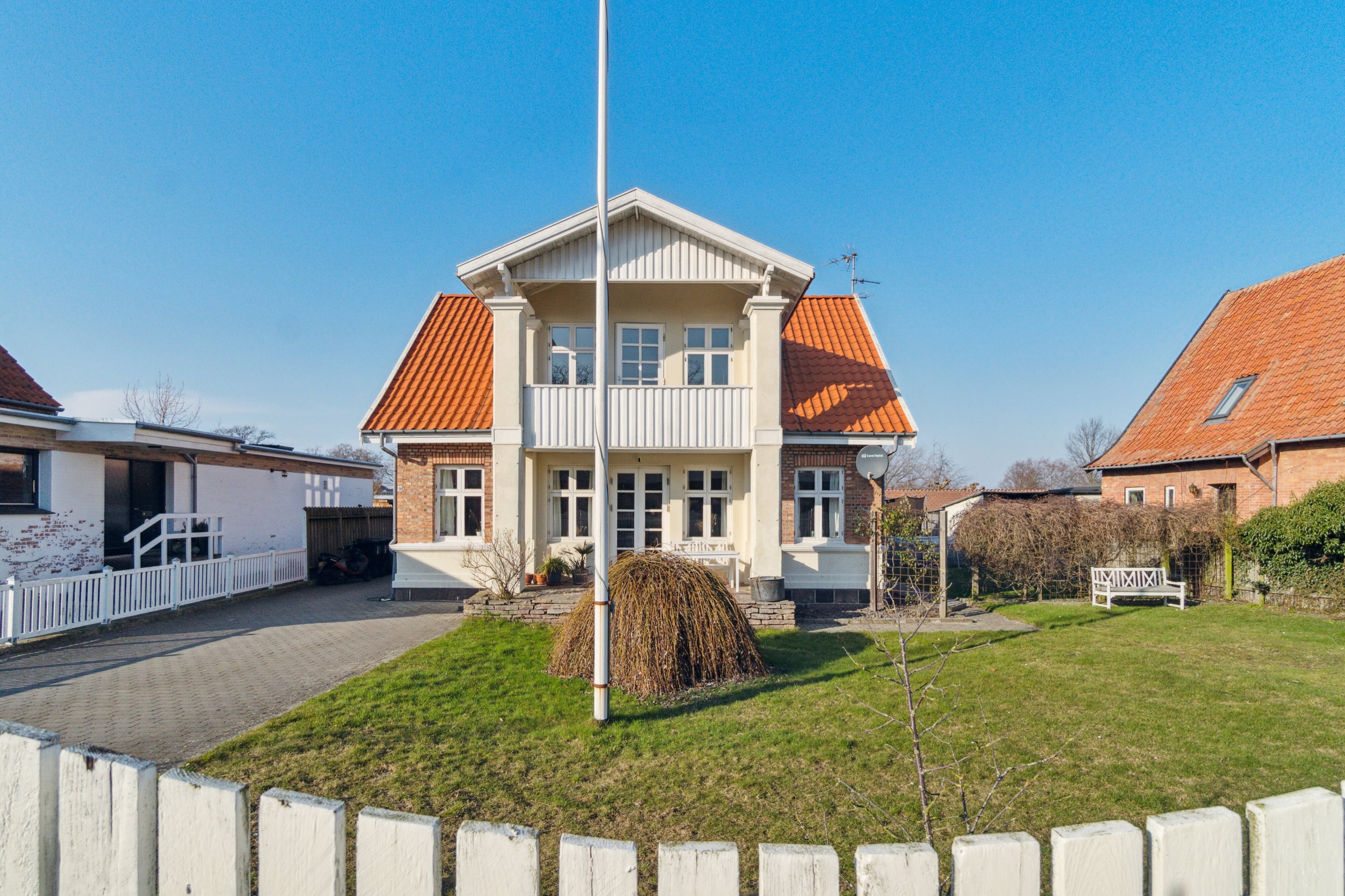 Fremhævet set fra haven billede i fuldskærmstilstand. Billede af Svanekevej 1B, 3700 Rønne