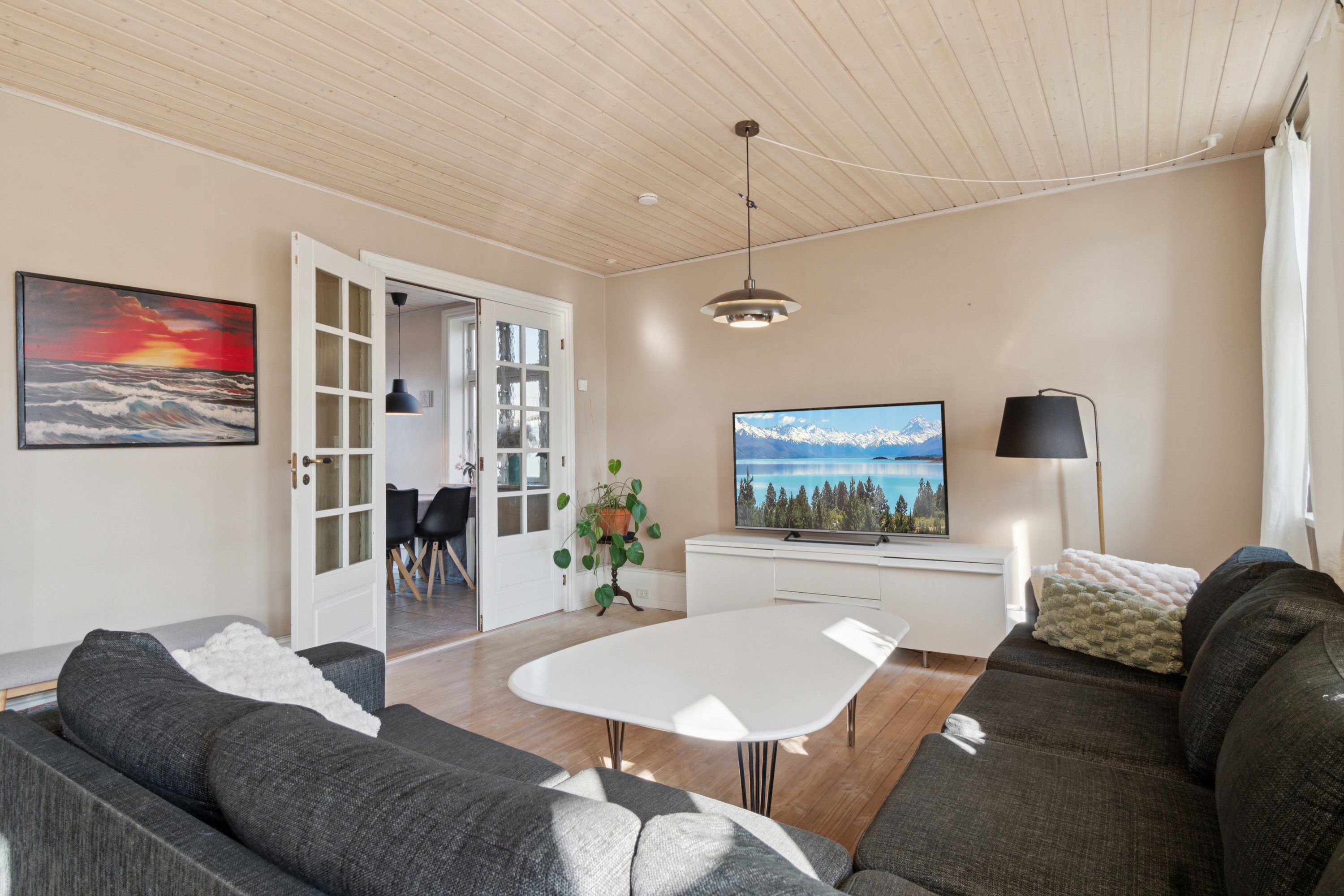 Fremhævet stue billede i fuldskærmstilstand. Billede af Svanekevej 1B, 3700 Rønne