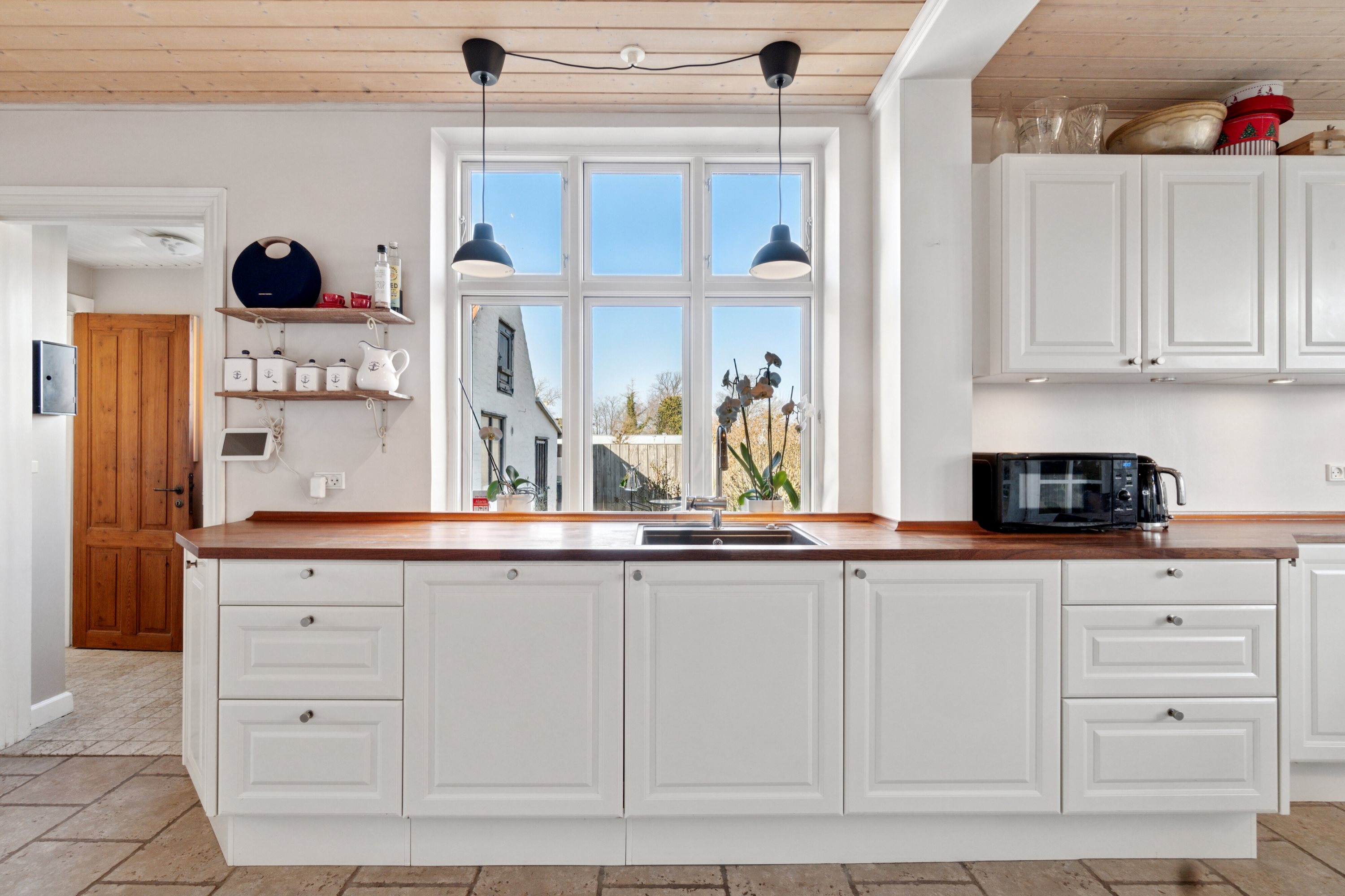 Fremhævet køkken billede i fuldskærmstilstand. Billede af Svanekevej 1B, 3700 Rønne