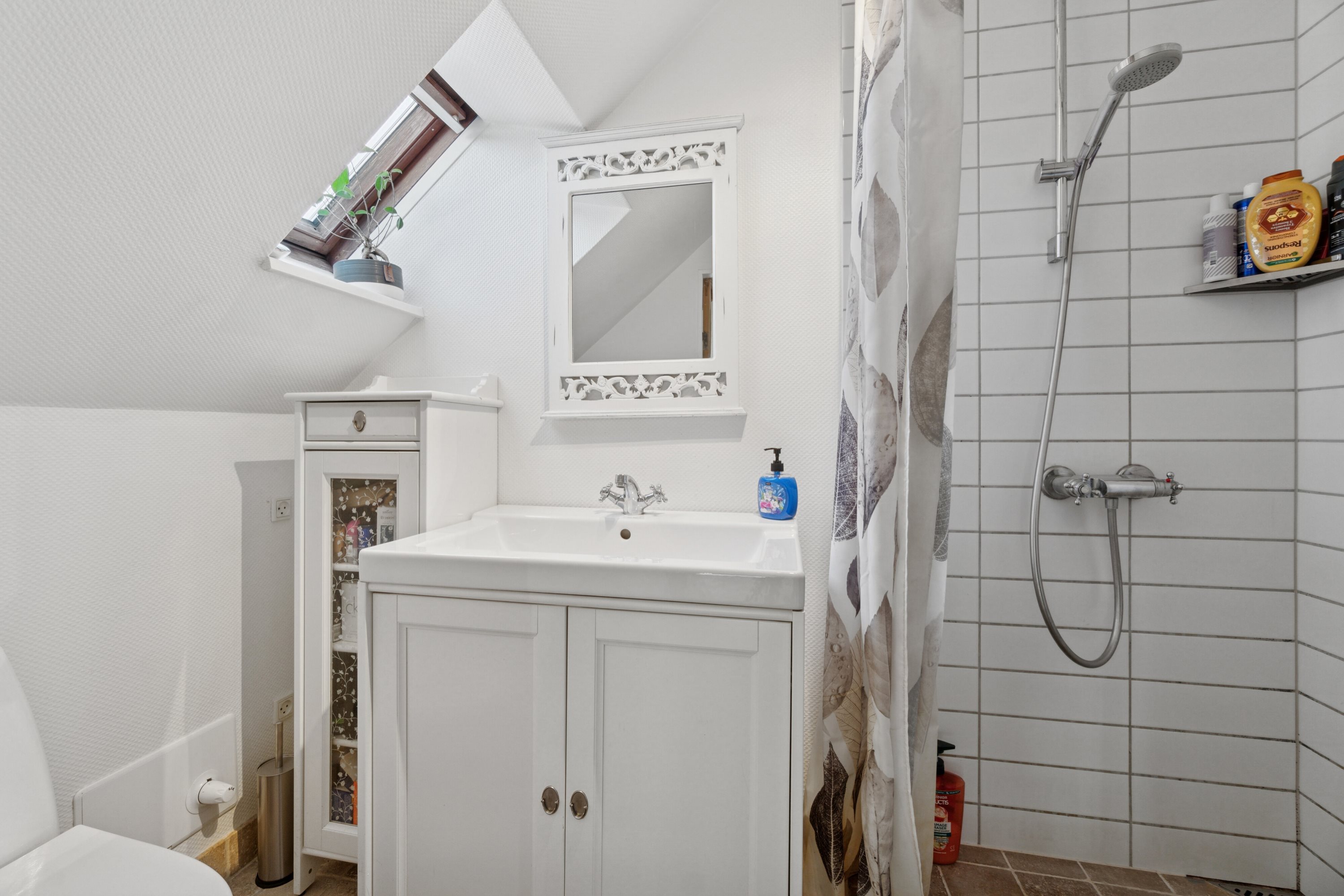 Fremhævet badeværelse billede i fuldskærmstilstand. Billede af Svanekevej 1B, 3700 Rønne