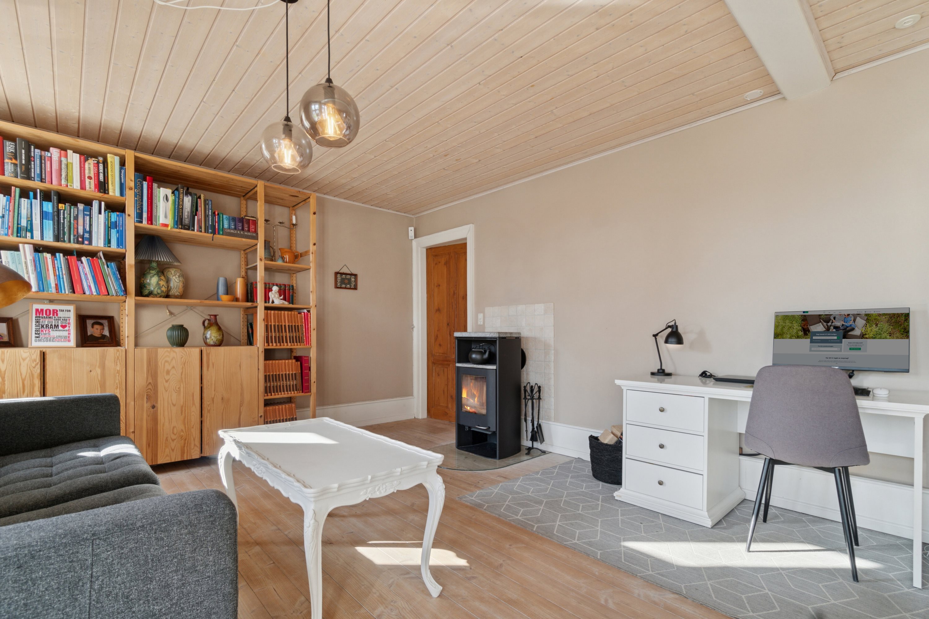 Fremhævet stue billede i fuldskærmstilstand. Billede af Svanekevej 1B, 3700 Rønne