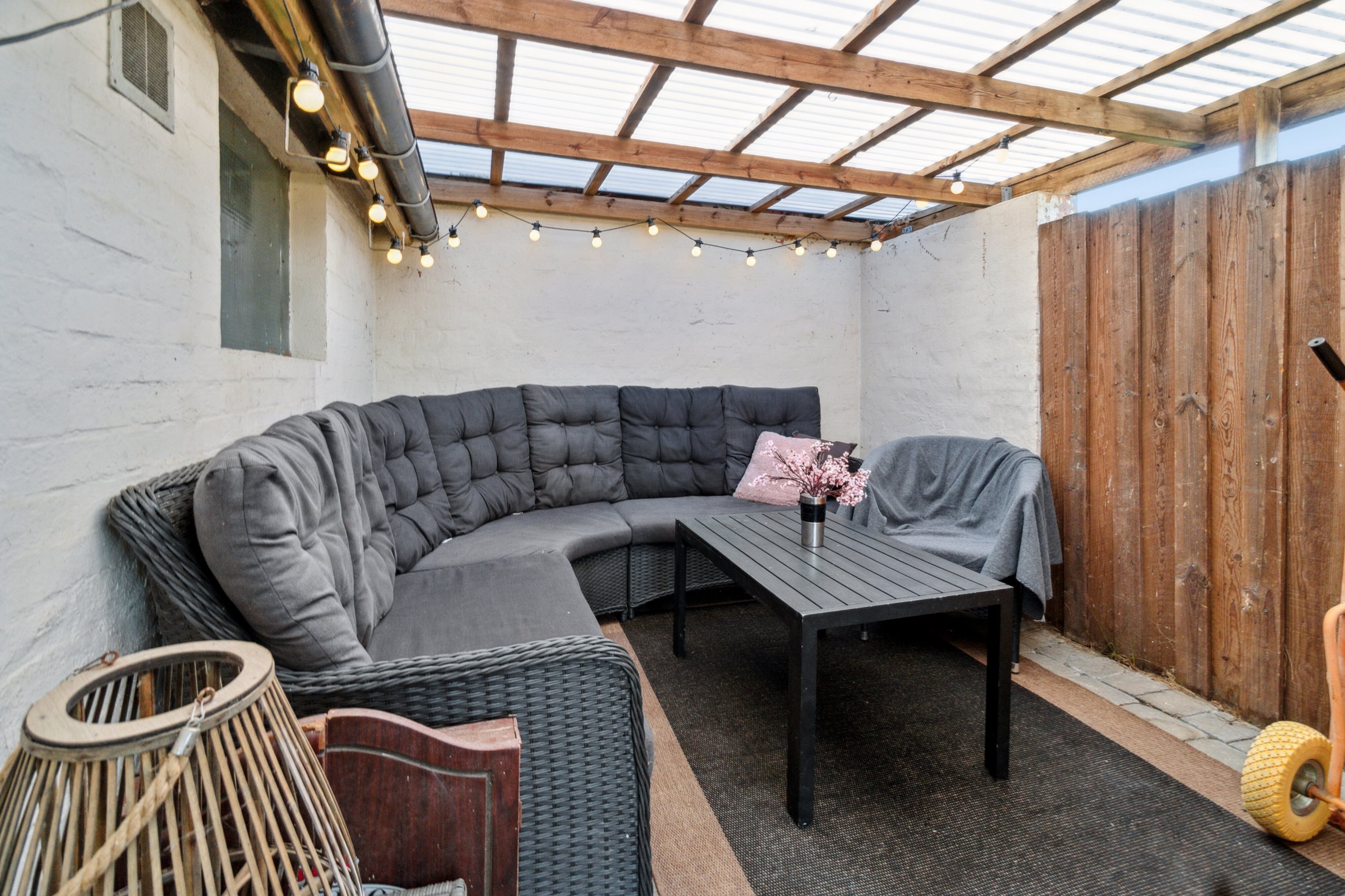 Fremhævet overdækket terrasse billede i fuldskærmstilstand. Billede af Svanekevej 1B, 3700 Rønne