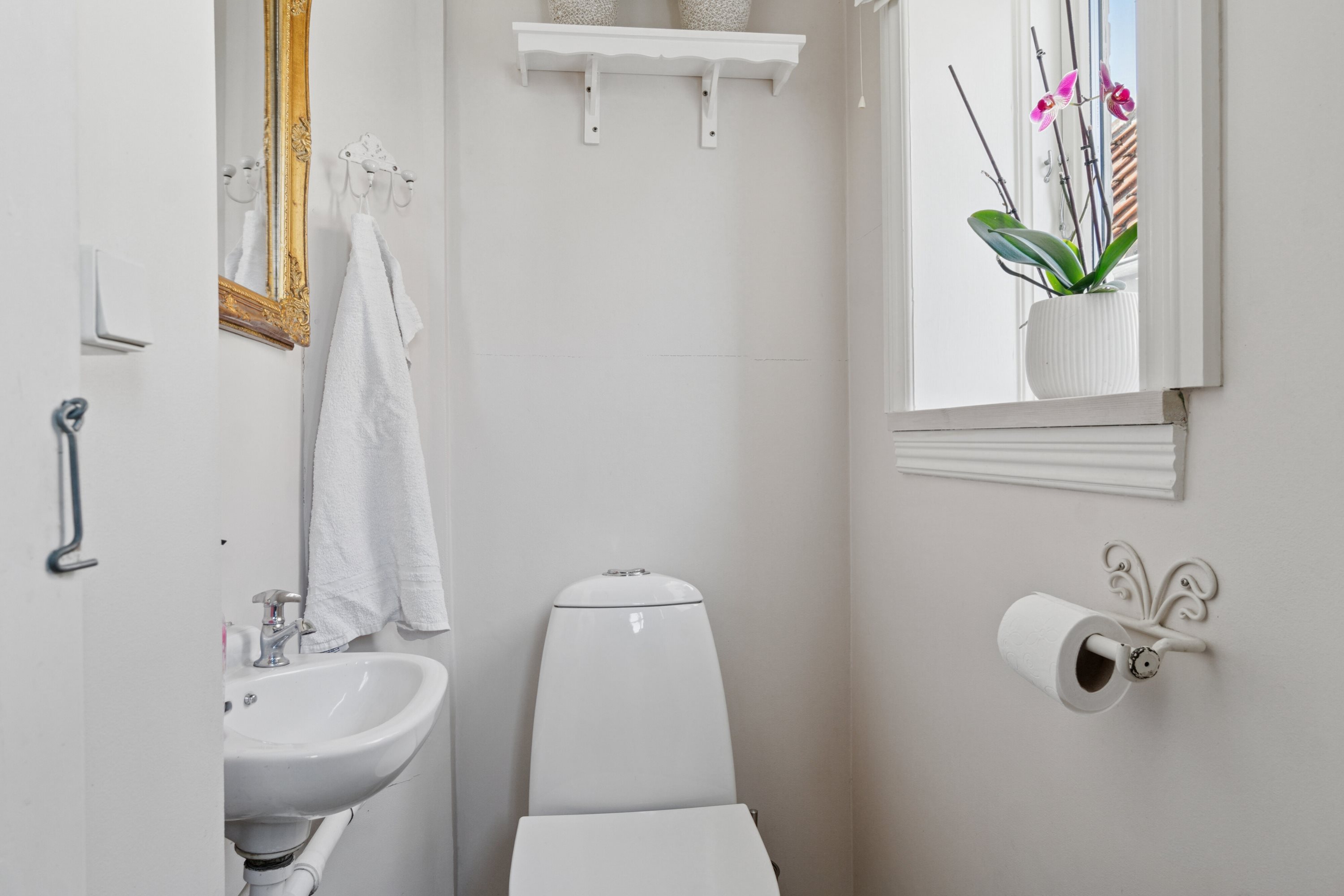 Fremhævet toilet billede i fuldskærmstilstand. Billede af Svanekevej 1B, 3700 Rønne