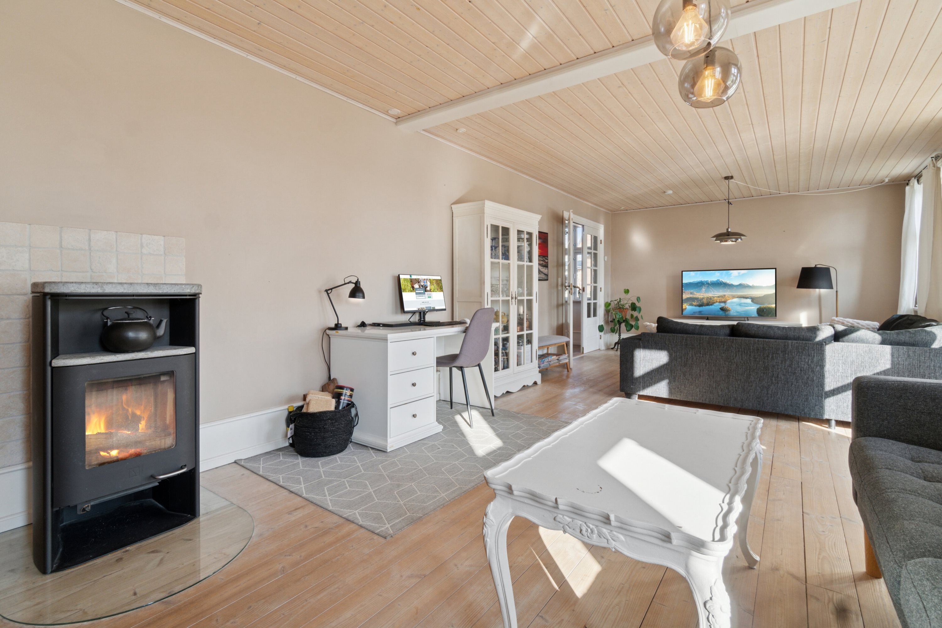 Fremhævet stue billede i fuldskærmstilstand. Billede af Svanekevej 1B, 3700 Rønne