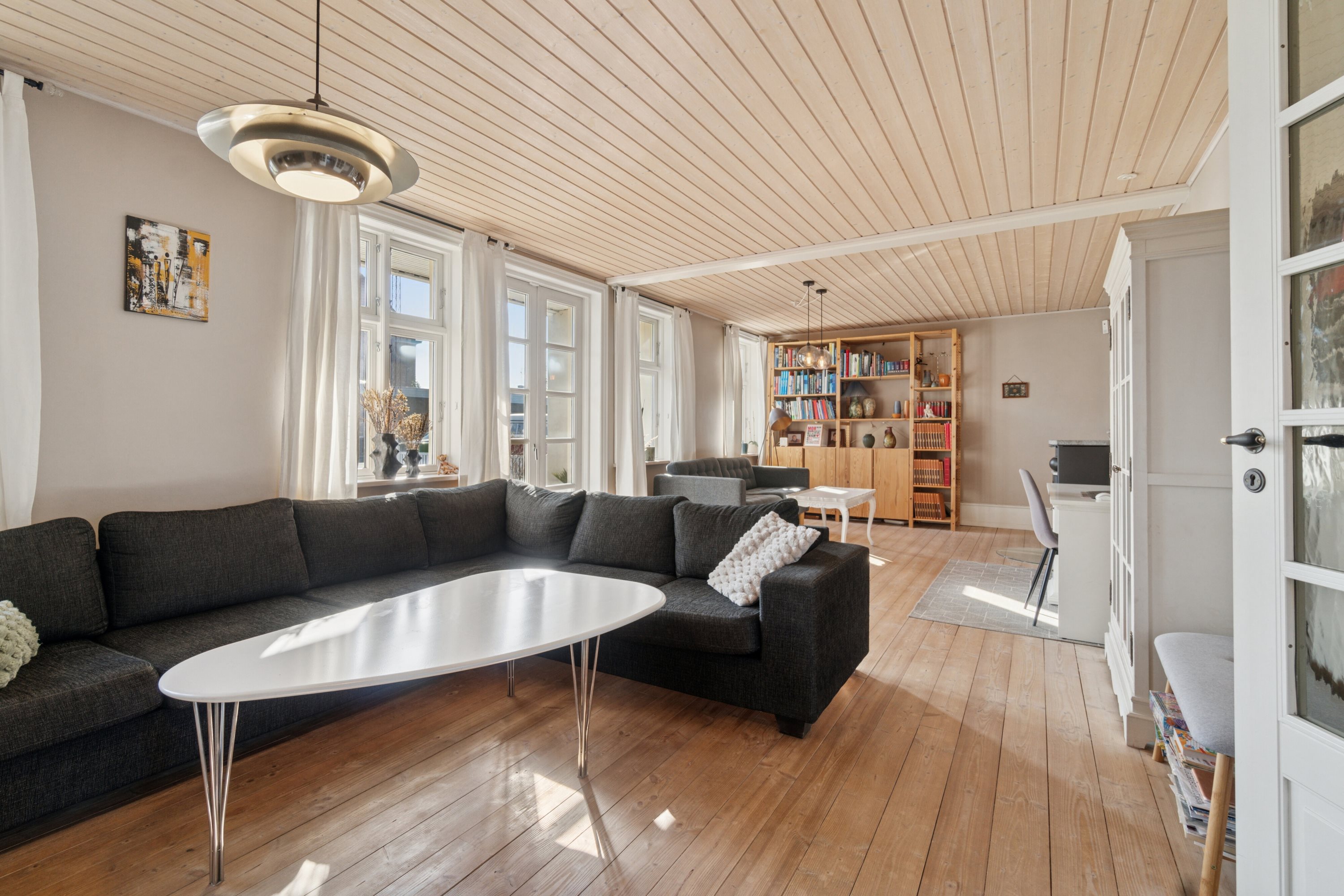 Fremhævet stue billede i fuldskærmstilstand. Billede af Svanekevej 1B, 3700 Rønne