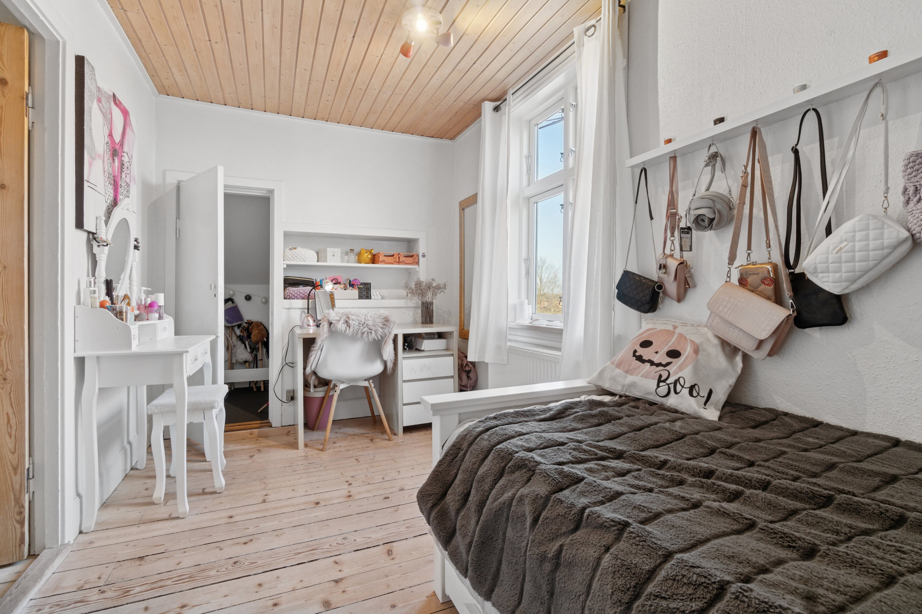 Fremhævet soveværelse billede i fuldskærmstilstand. Billede af Svanekevej 1B, 3700 Rønne