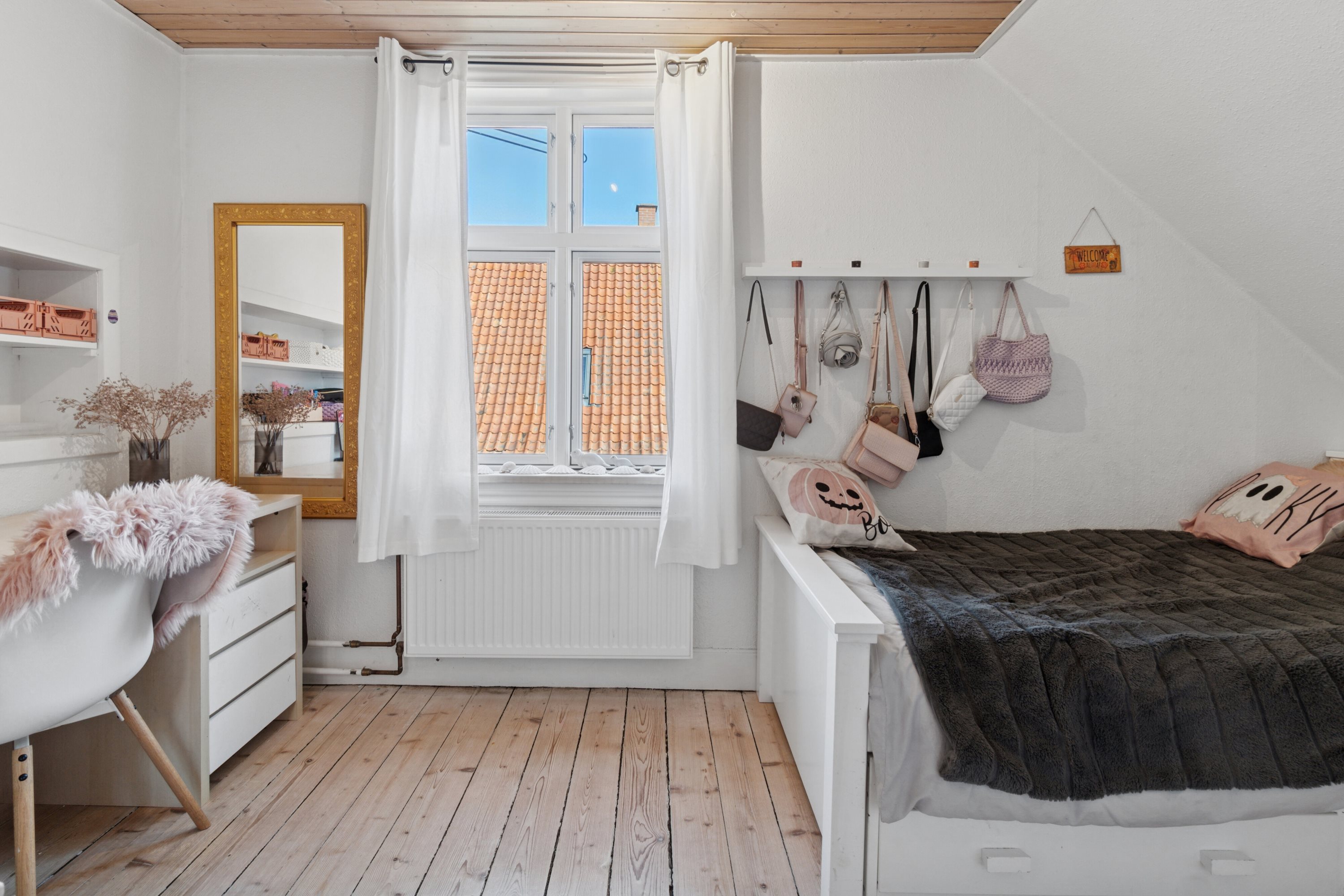 Fremhævet soveværelse billede i fuldskærmstilstand. Billede af Svanekevej 1B, 3700 Rønne