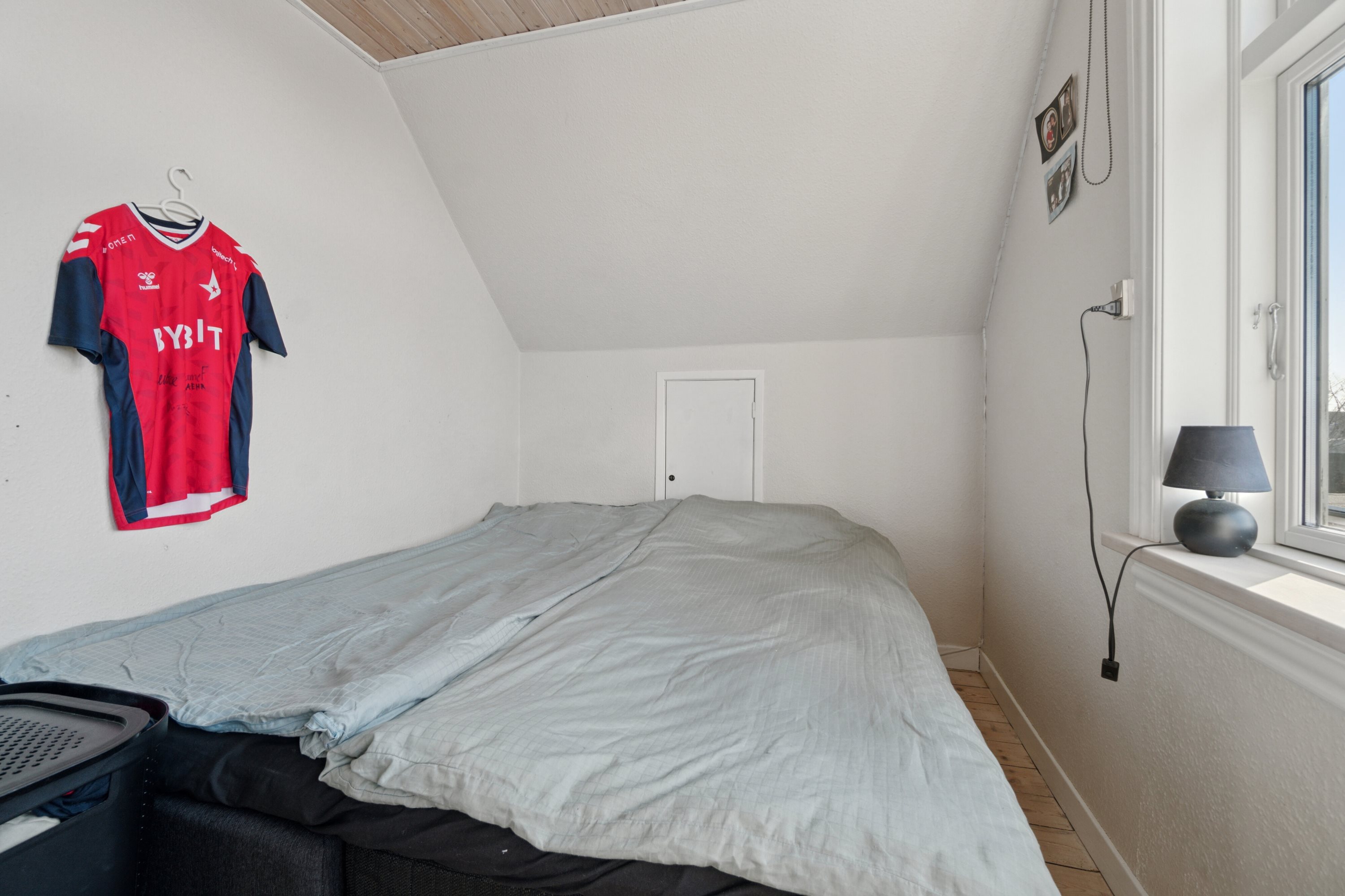 Fremhævet soveværelse billede i fuldskærmstilstand. Billede af Svanekevej 1B, 3700 Rønne