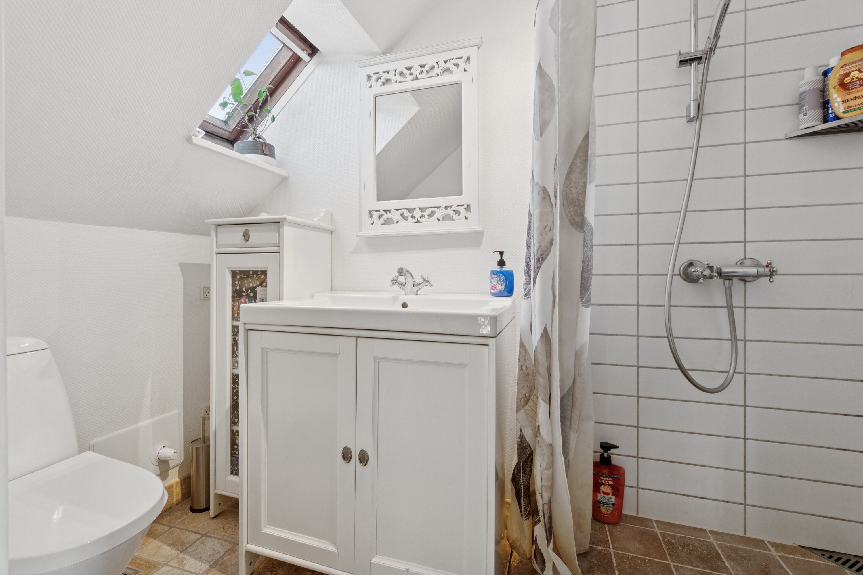 Fremhævet badeværelse billede i fuldskærmstilstand. Billede af Svanekevej 1B, 3700 Rønne