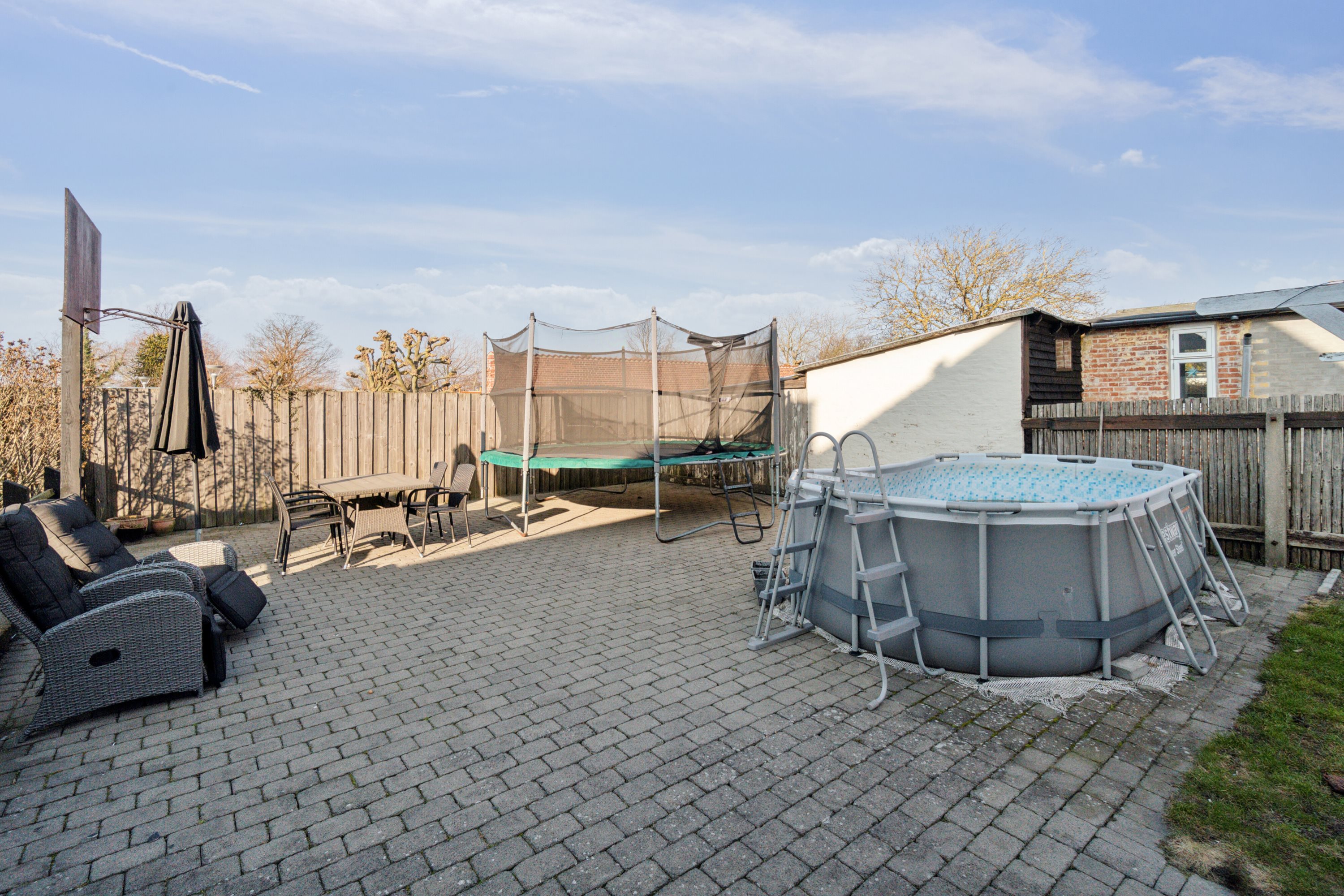 Fremhævet set fra vejen billede i fuldskærmstilstand. Billede af Svanekevej 1B, 3700 Rønne