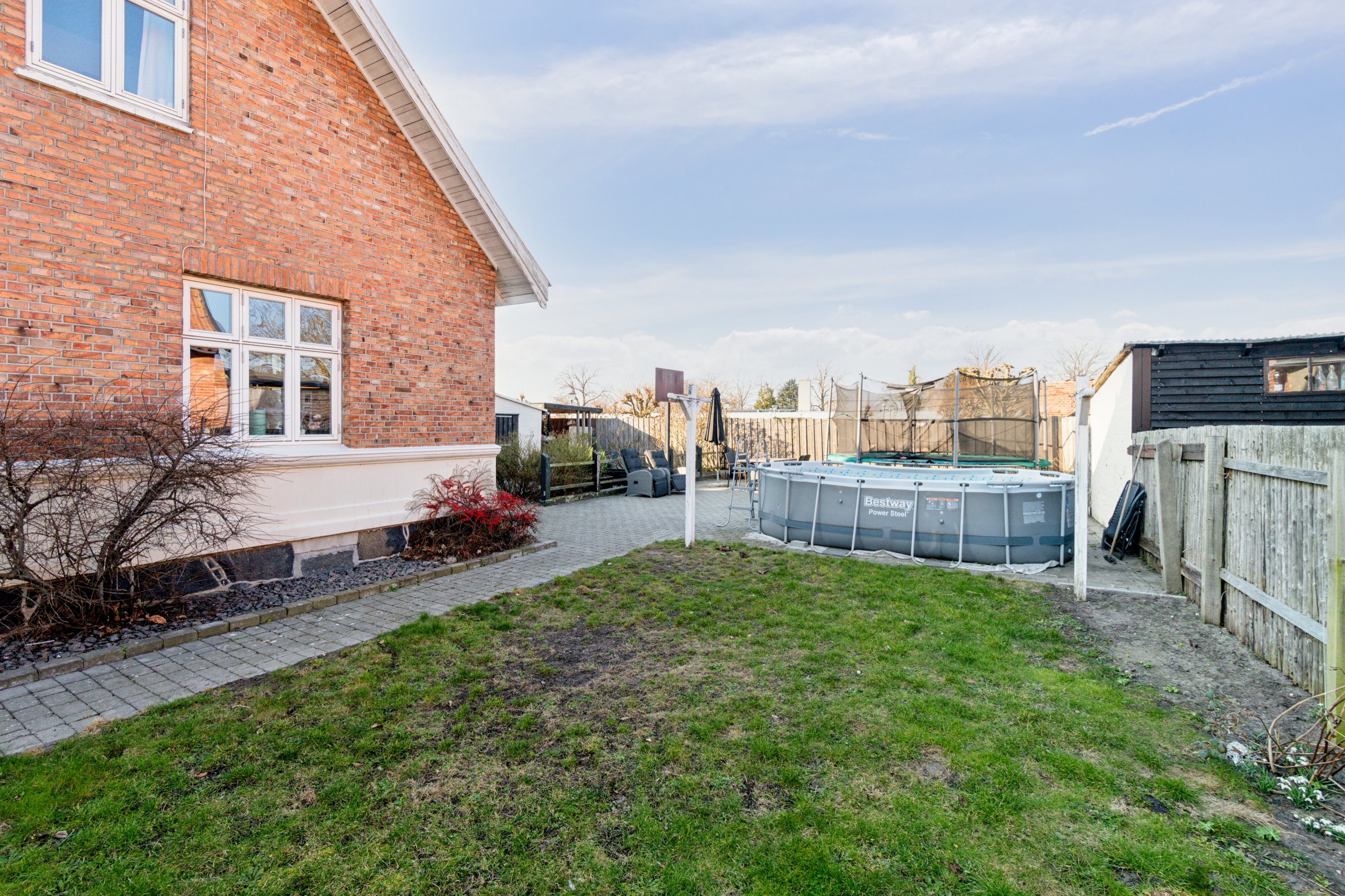 Fremhævet set fra haven billede i fuldskærmstilstand. Billede af Svanekevej 1B, 3700 Rønne