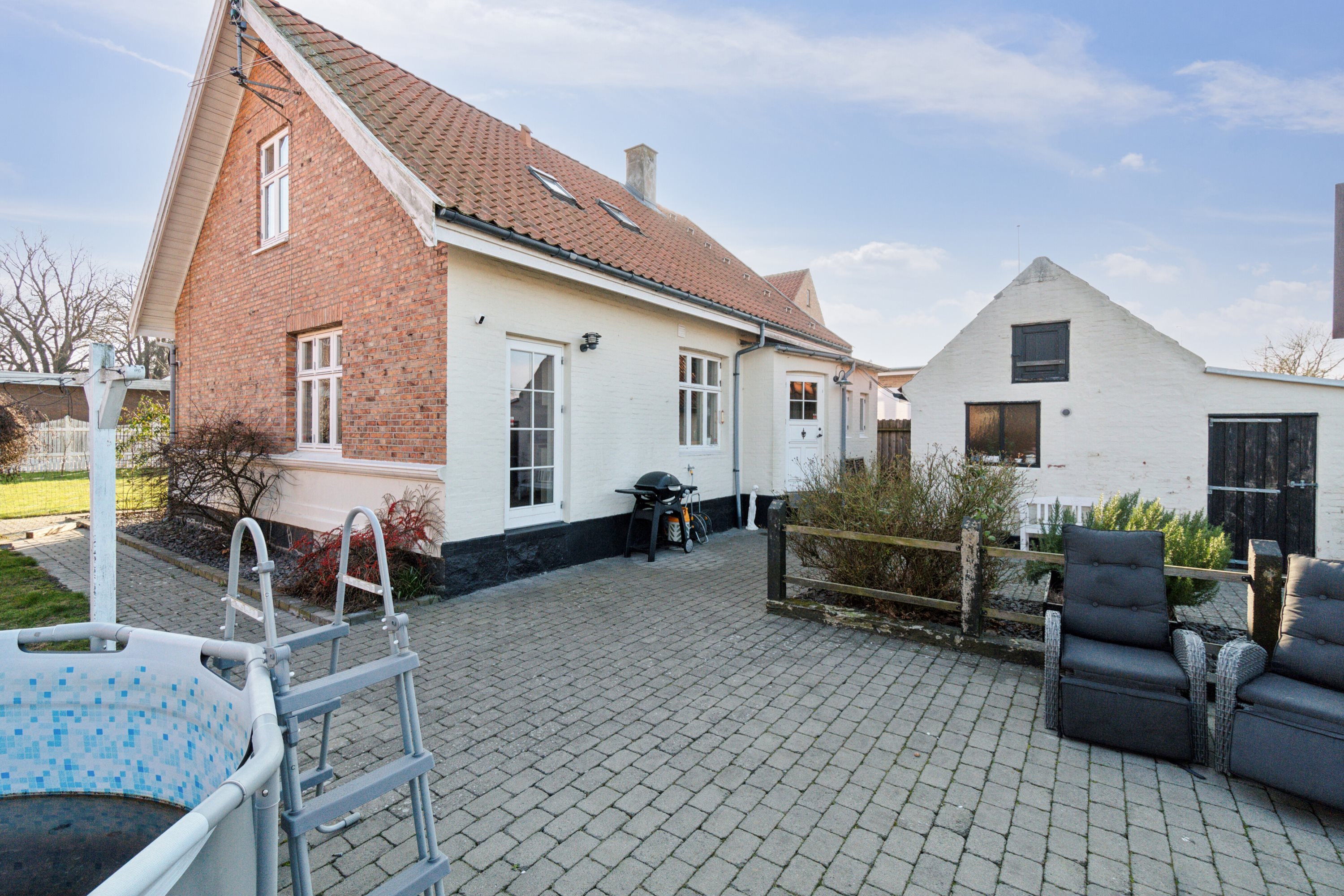 Fremhævet set fra vejen billede i fuldskærmstilstand. Billede af Svanekevej 1B, 3700 Rønne