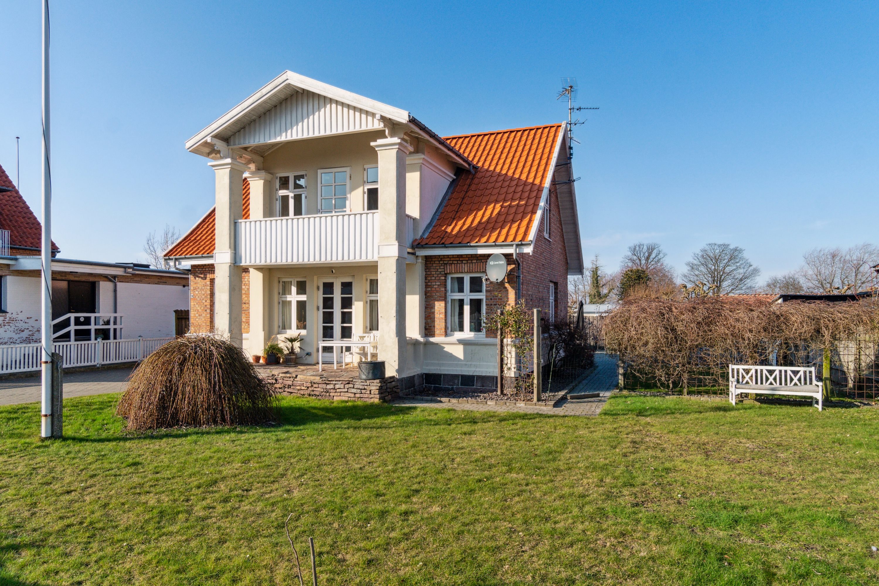 Fremhævet set fra haven billede i fuldskærmstilstand. Billede af Svanekevej 1B, 3700 Rønne