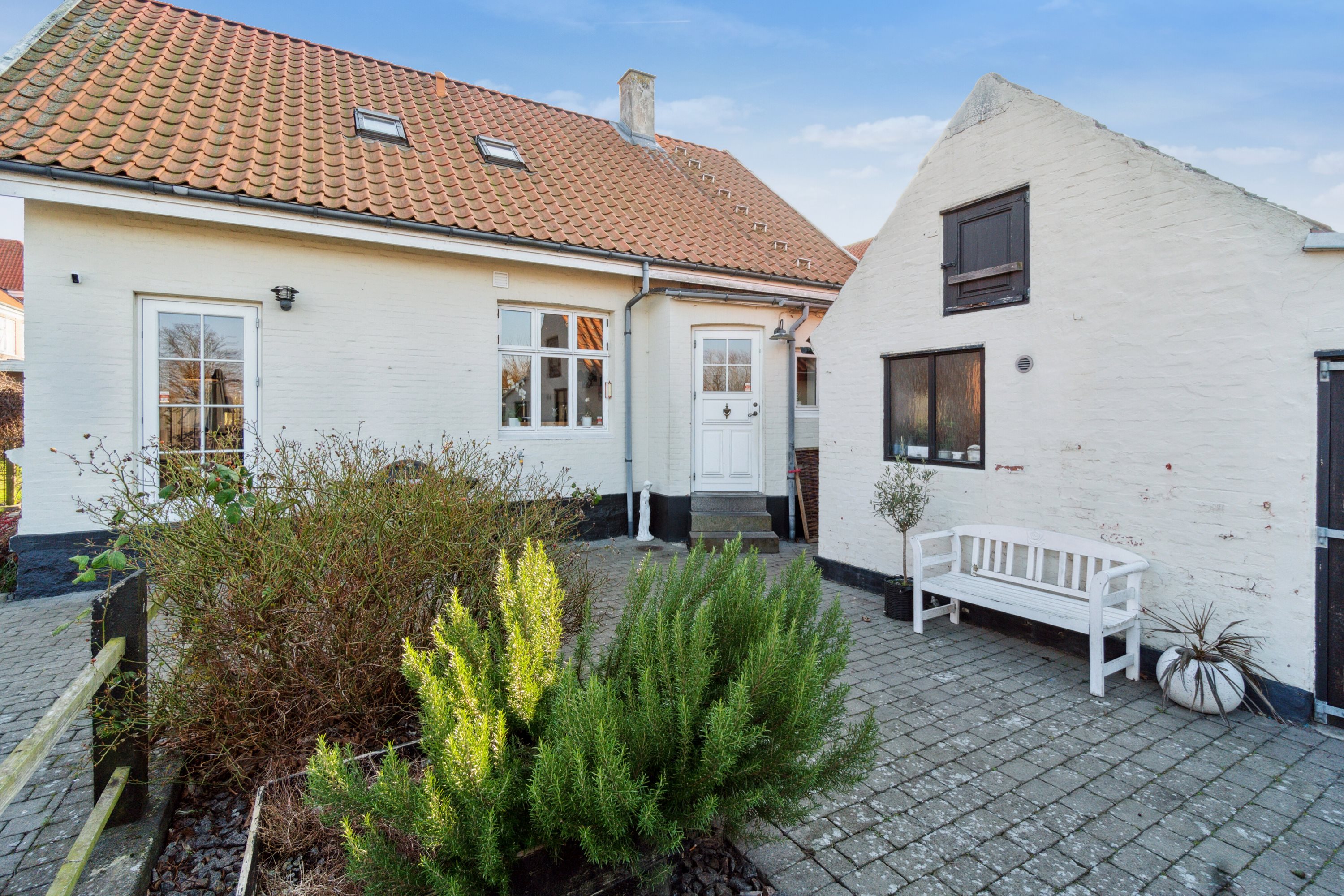 Fremhævet set fra vejen billede i fuldskærmstilstand. Billede af Svanekevej 1B, 3700 Rønne