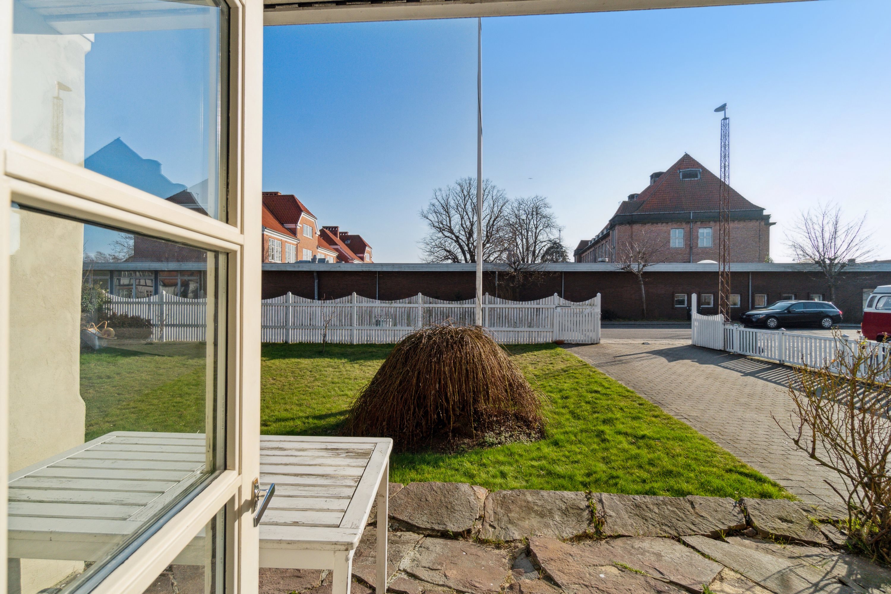 Fremhævet udendørs billede i fuldskærmstilstand. Billede af Svanekevej 1B, 3700 Rønne