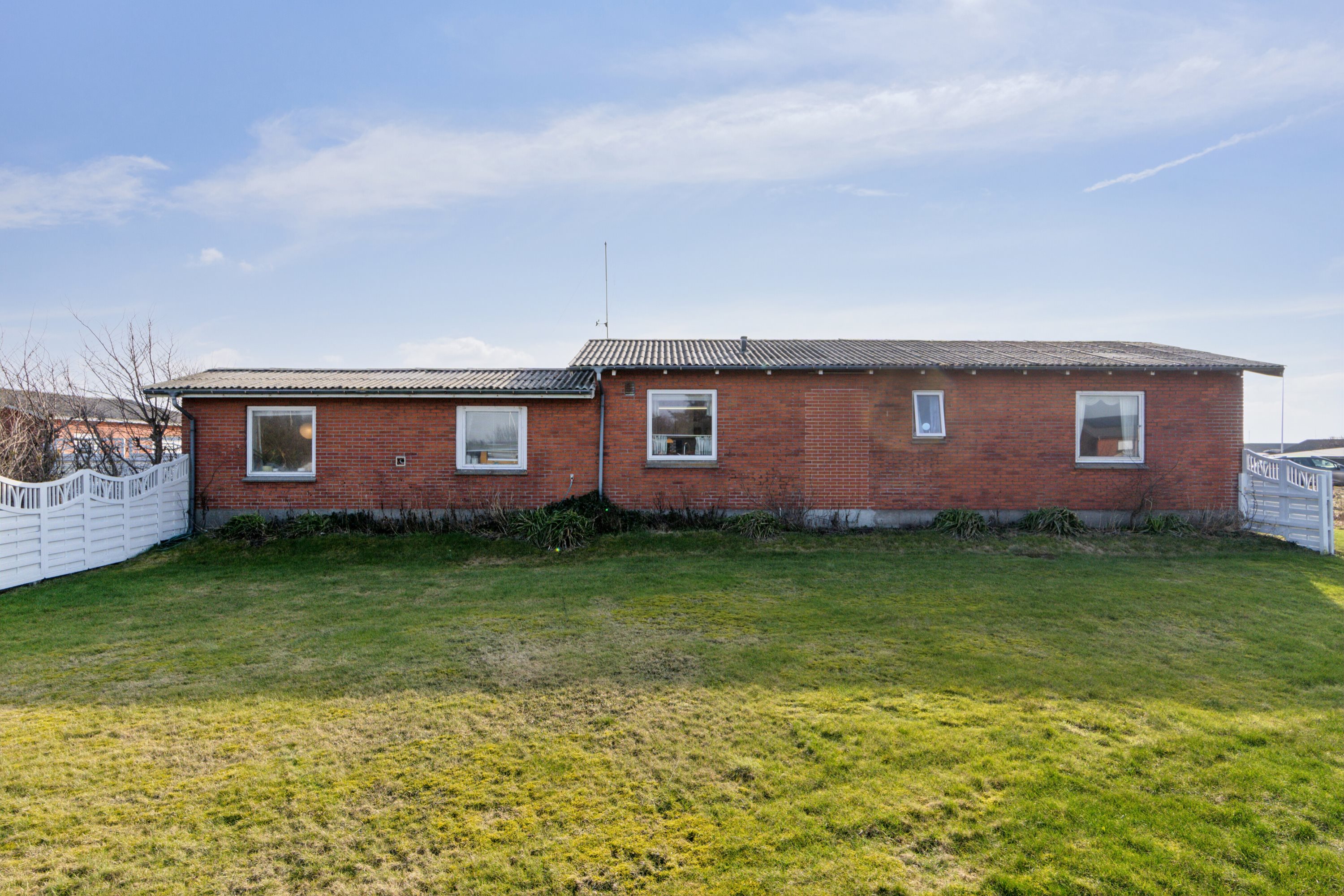 Fremhævet set fra haven billede i fuldskærmstilstand. Billede af Lyngvej 1, Agger, 7770 Vestervig