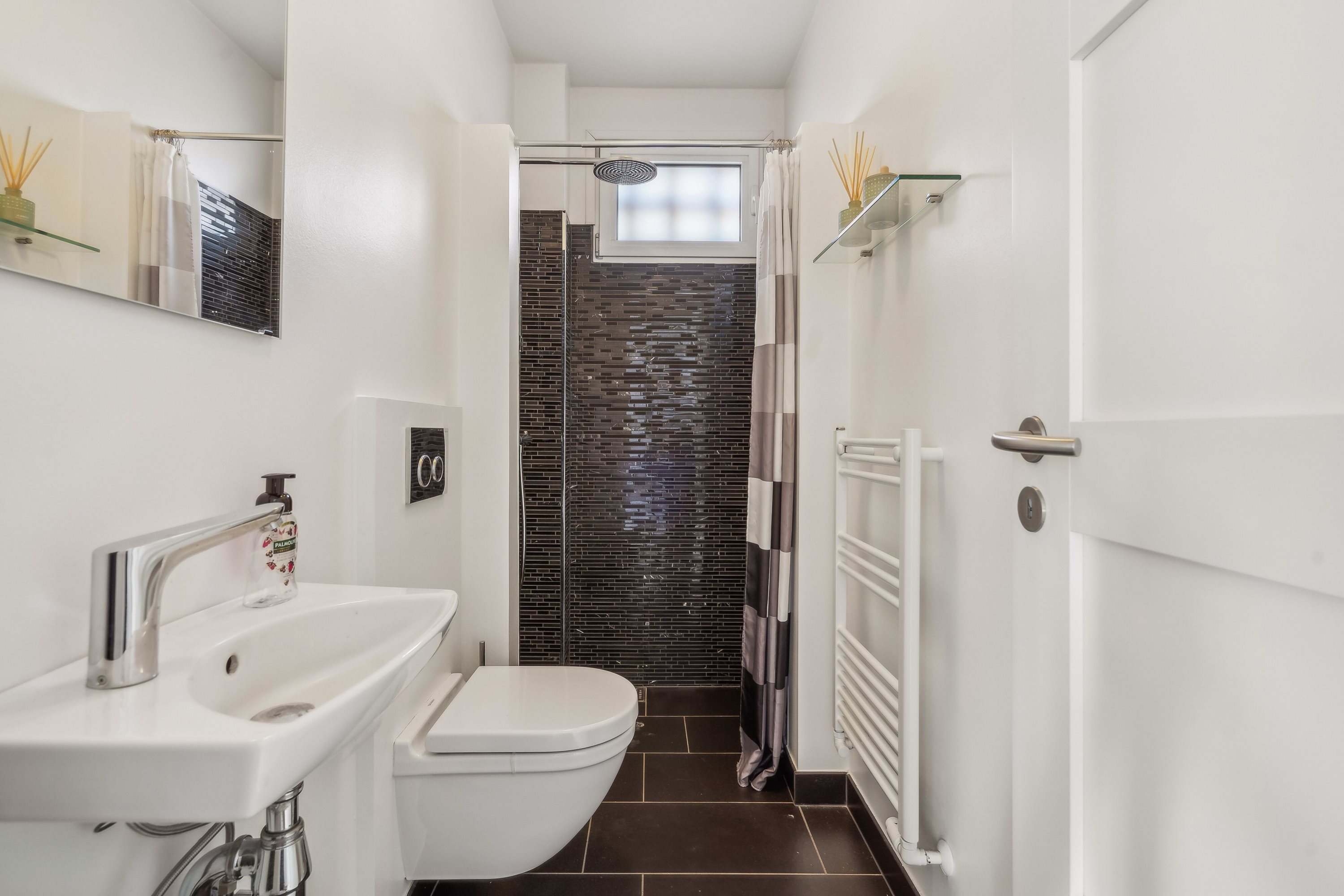 Fremhævet badeværelse billede i fuldskærmstilstand. Billede af Jørgensgård 21, 6200 Aabenraa