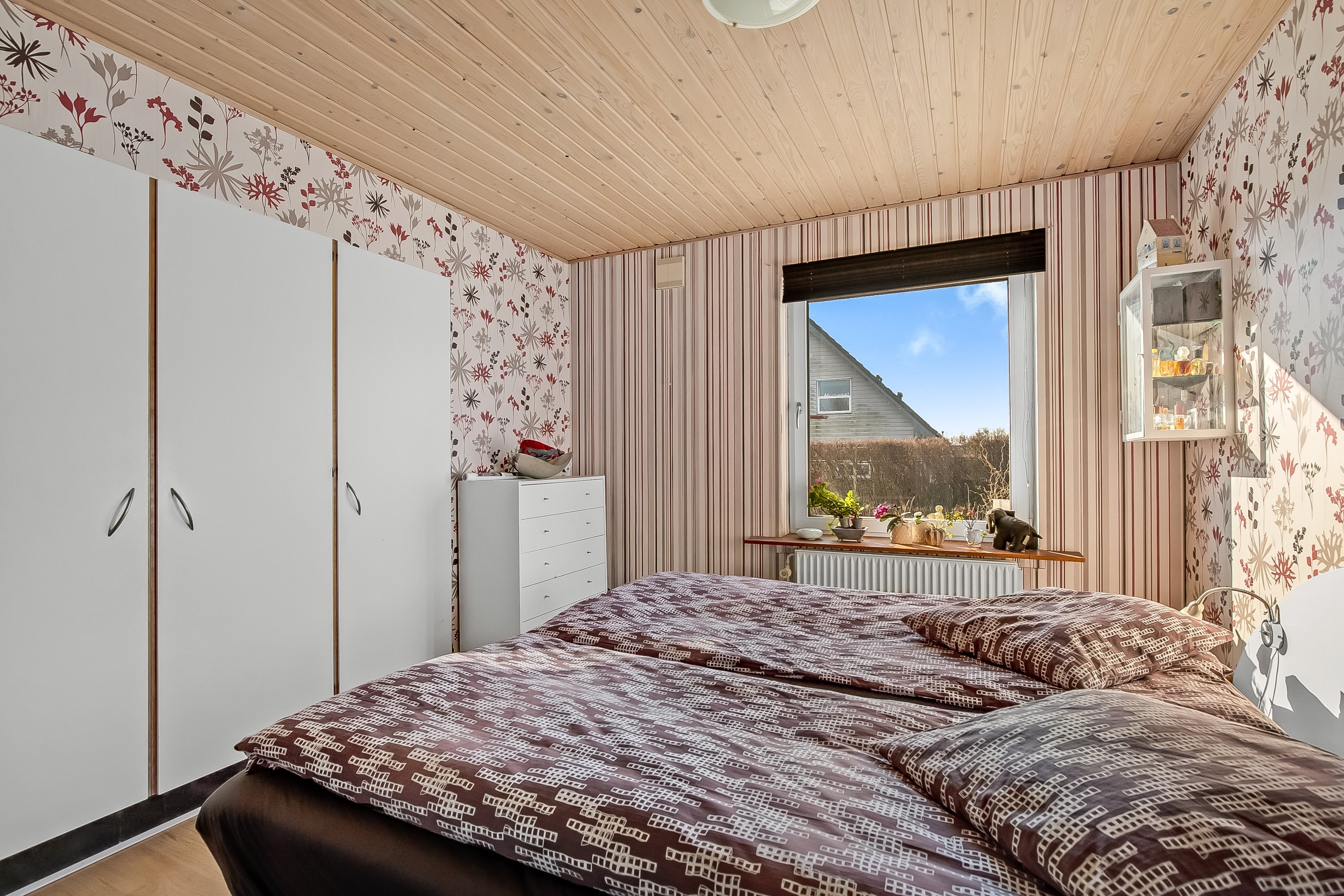 Fremhævet soveværelse billede i fuldskærmstilstand. Billede af J.A. Petersens Park 12, 6093 Sjølund