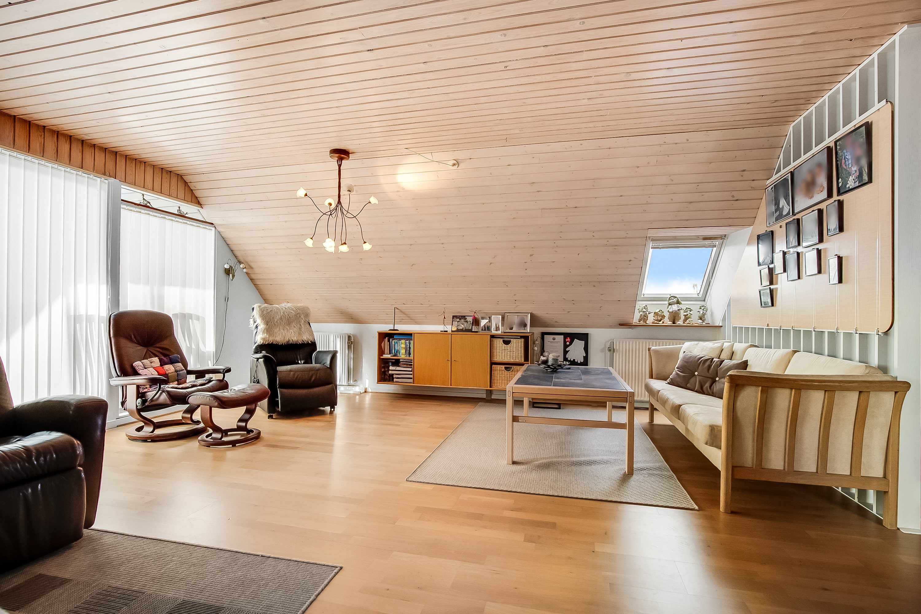 Fremhævet stue billede i fuldskærmstilstand. Billede af J.A. Petersens Park 12, 6093 Sjølund