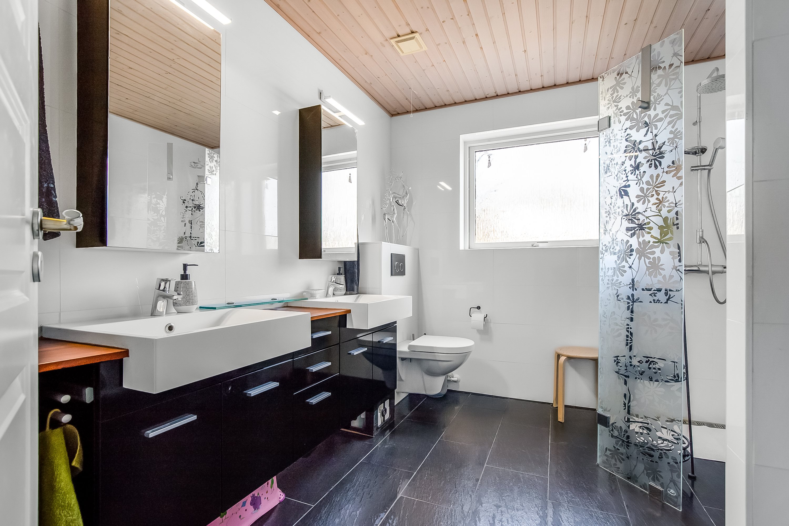 Fremhævet badeværelse billede i fuldskærmstilstand. Billede af J.A. Petersens Park 12, 6093 Sjølund