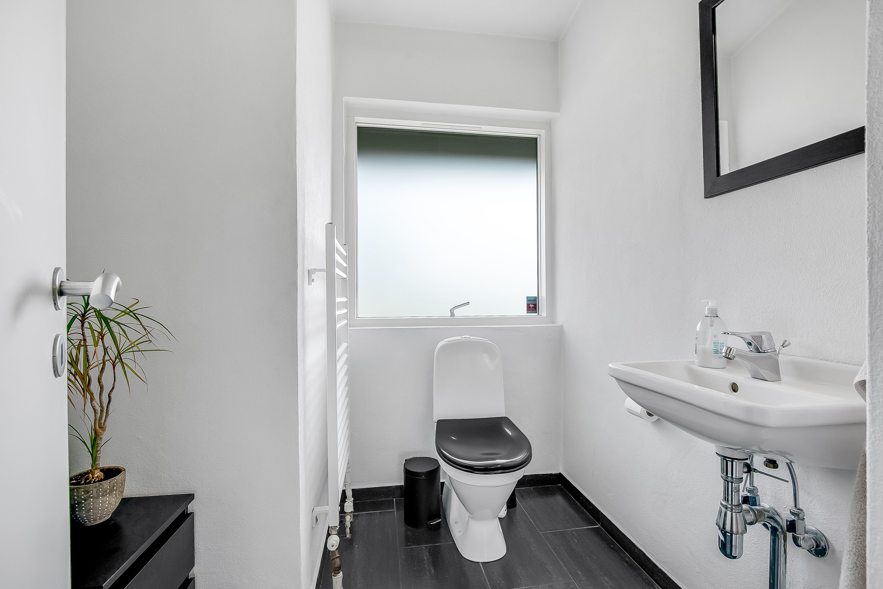 Fremhævet gæstetoilet billede i fuldskærmstilstand. Billede af Heimdalsvej 15, 6000 Kolding